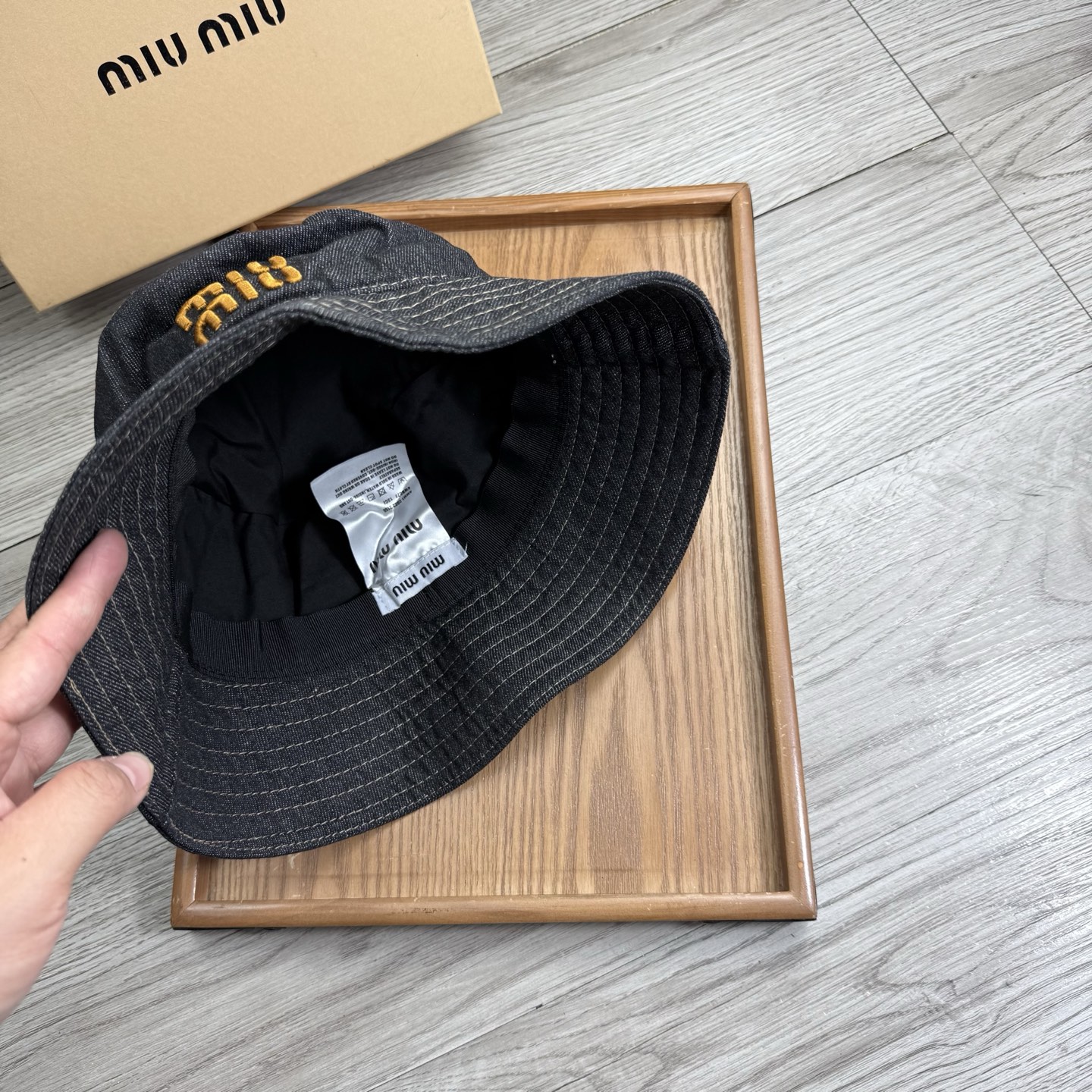 。miumiu。夏季新品渔夫帽！真的是经典中的NO.1，绝美的颜色非常好搭配，不管是酷飒的风格还是温婉的