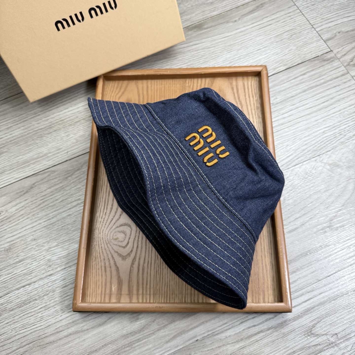 。miumiu。夏季新品渔夫帽！真的是经典中的NO.1，绝美的颜色非常好搭配，不管是酷飒的风格还是温婉的