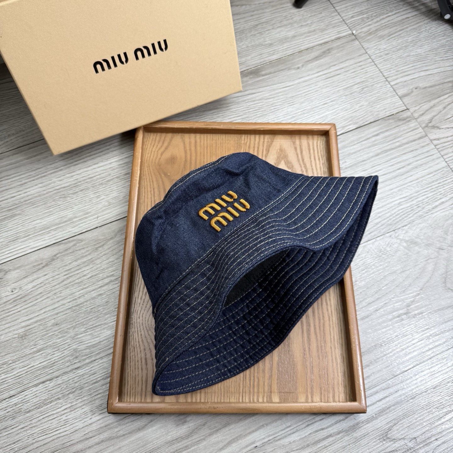 。miumiu。夏季新品渔夫帽！真的是经典中的NO.1，绝美的颜色非常好搭配，不管是酷飒的风格还是温婉的