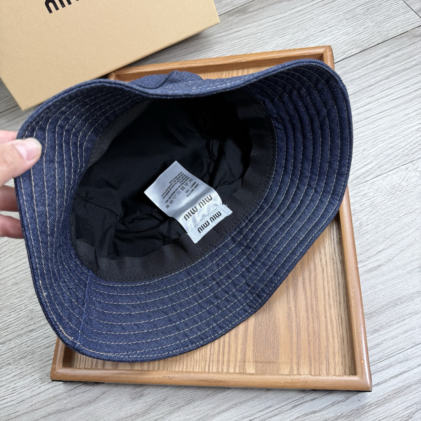 。miumiu。夏季新品渔夫帽！真的是经典中的NO.1，绝美的颜色非常好搭配，不管是酷飒的风格还是温婉的