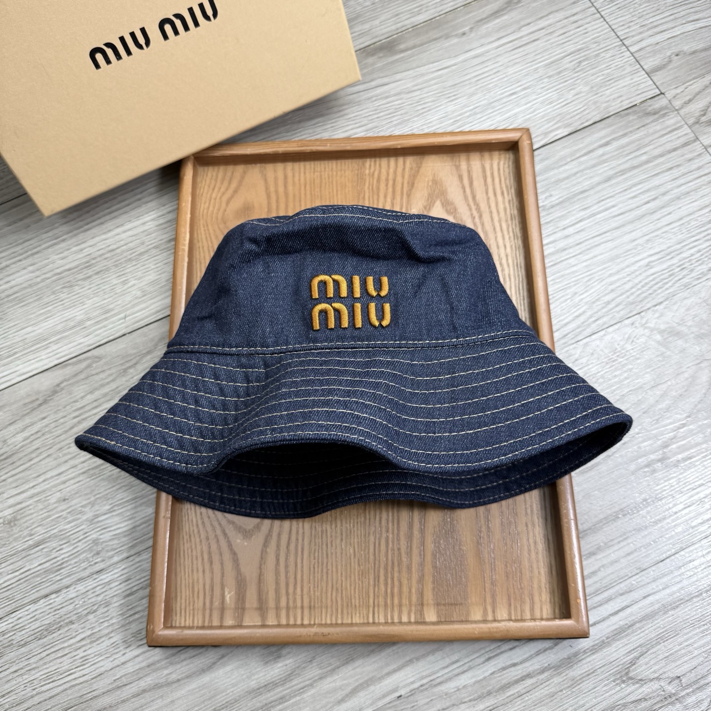 。miumiu。夏季新品渔夫帽！真的是经典中的NO.1，绝美的颜色非常好搭配，不管是酷飒的风格还是温婉的