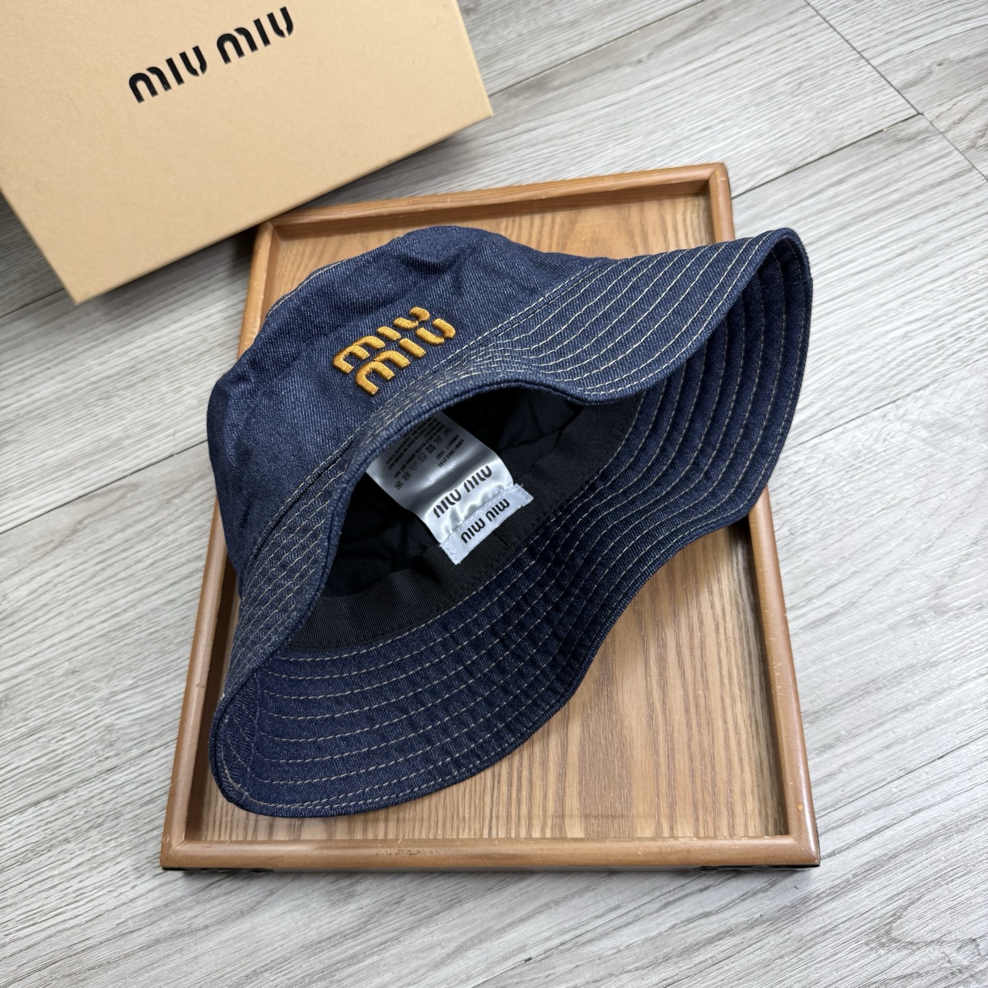 。miumiu。夏季新品渔夫帽！真的是经典中的NO.1，绝美的颜色非常好搭配，不管是酷飒的风格还是温婉的