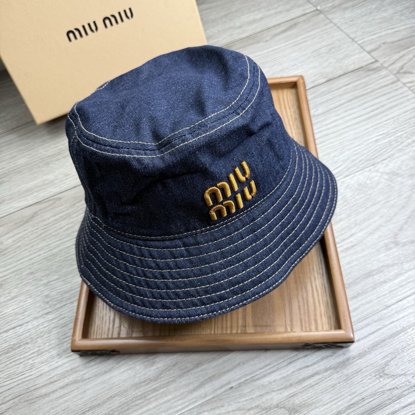 。miumiu。夏季新品渔夫帽！真的是经典中的NO.1，绝美的颜色非常好搭配，不管是酷飒的风格还是温婉的