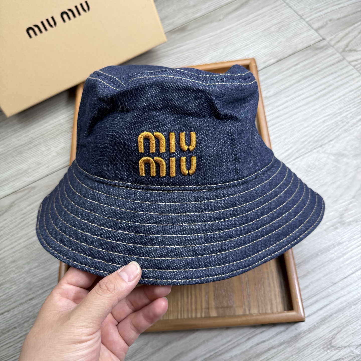 。miumiu。夏季新品渔夫帽！真的是经典中的NO.1，绝美的颜色非常好搭配，不管是酷飒的风格还是温婉的