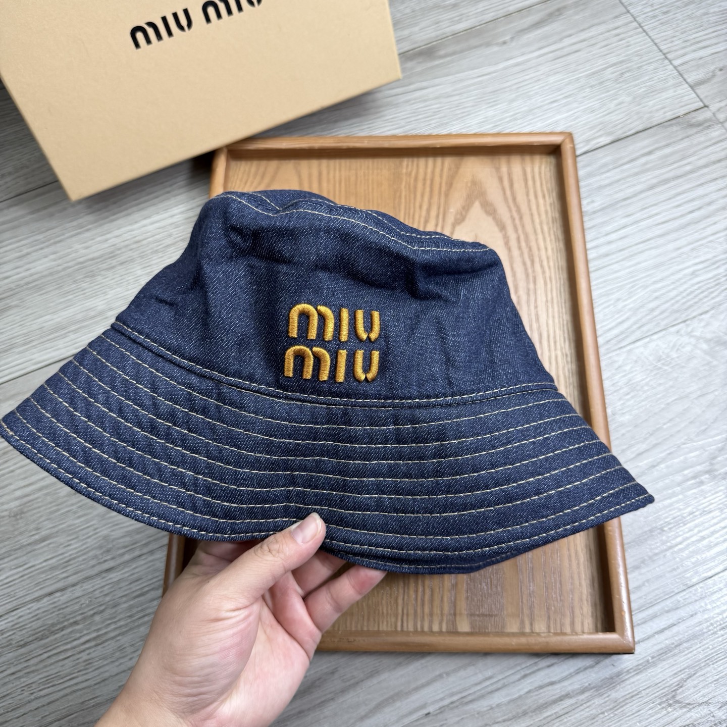 。miumiu。夏季新品渔夫帽！真的是经典中的NO.1，绝美的颜色非常好搭配，不管是酷飒的风格还是温婉的