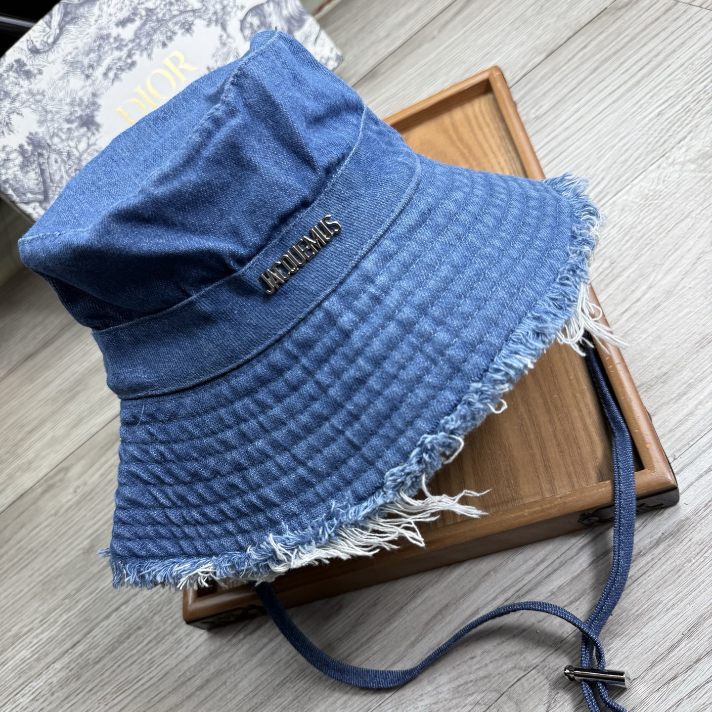 。Jacquemus。夏季新品渔夫帽！真的是经典中的NO.1，绝美的颜色非常好搭配，不管是酷飒的风格还是