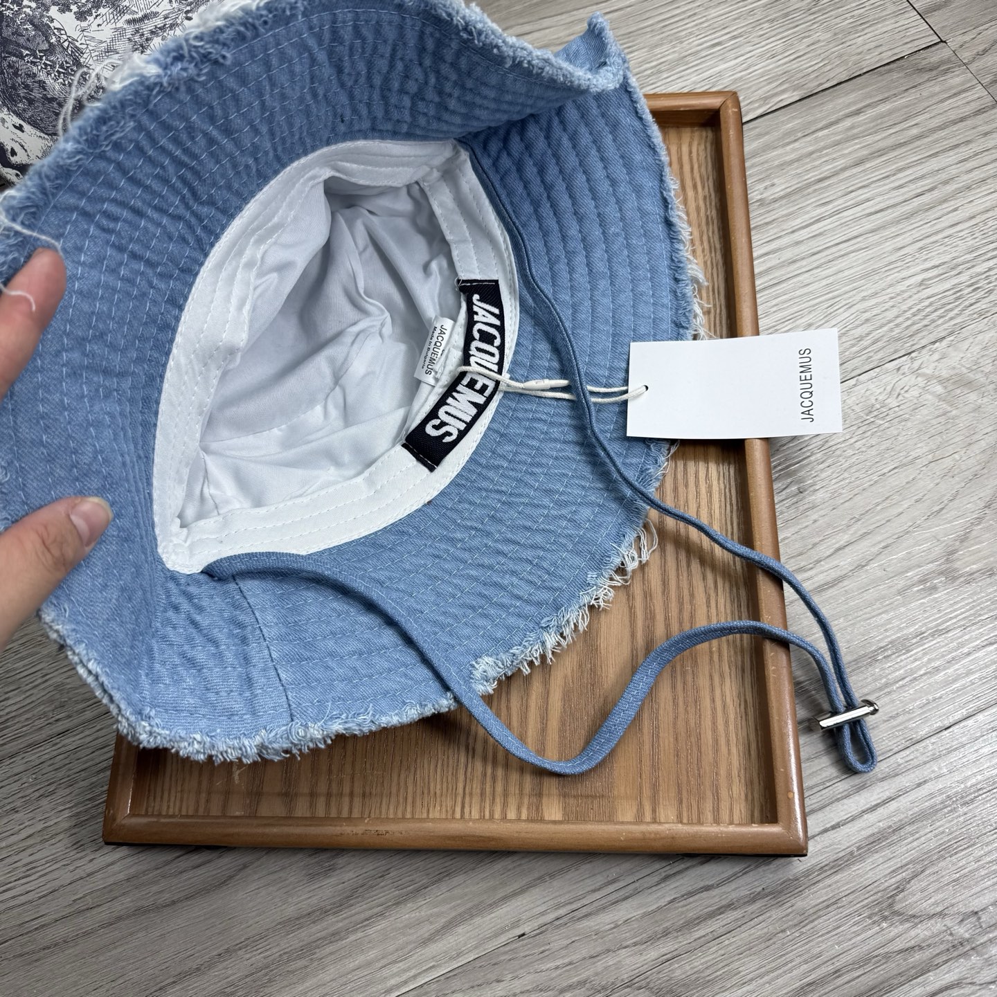 。Jacquemus。夏季新品渔夫帽！真的是经典中的NO.1，绝美的颜色非常好搭配，不管是酷飒的风格还是