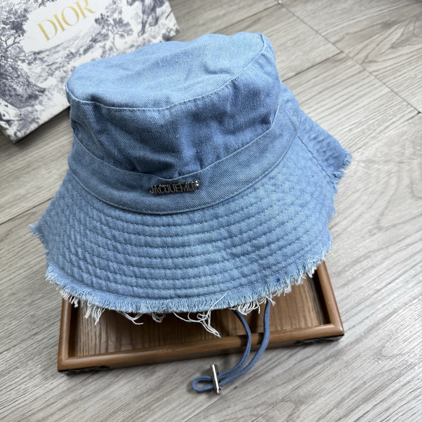 。Jacquemus。夏季新品渔夫帽！真的是经典中的NO.1，绝美的颜色非常好搭配，不管是酷飒的风格还是