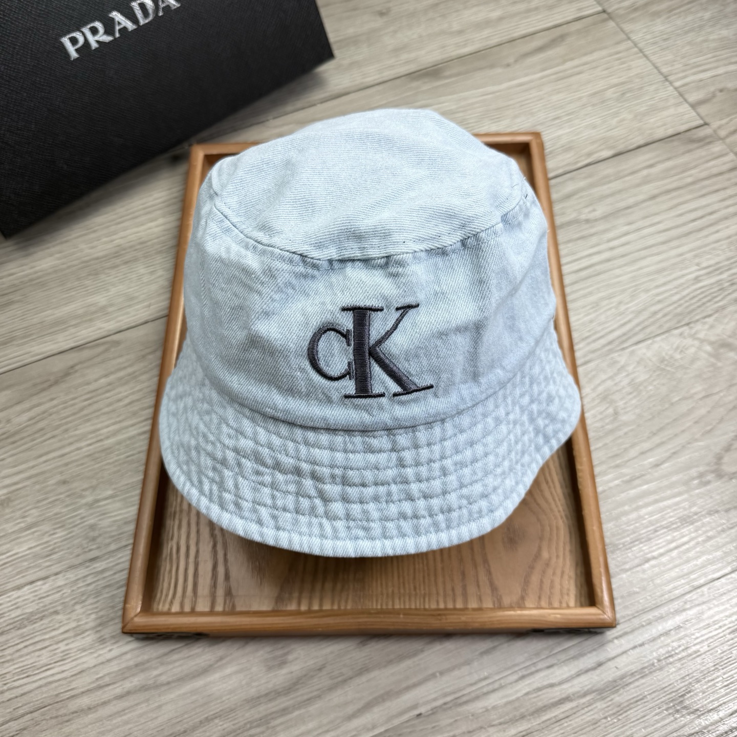 。'CK。夏季新品渔夫帽！真的是经典中的NO.1，绝美的颜色非常好搭配，不管是酷飒的风格还是温婉的长裙都