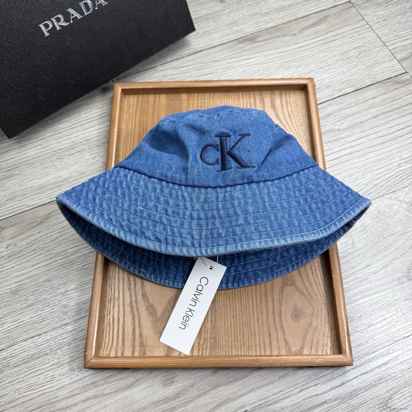 。'CK。夏季新品渔夫帽！真的是经典中的NO.1，绝美的颜色非常好搭配，不管是酷飒的风格还是温婉的长裙都