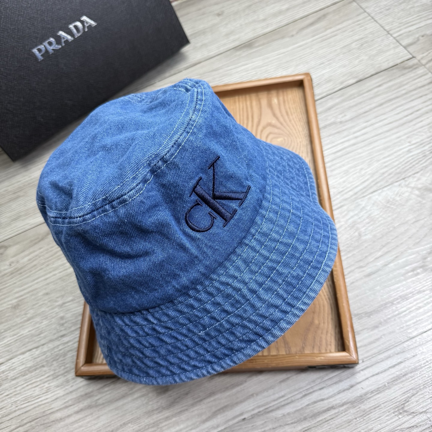 。'CK。夏季新品渔夫帽！真的是经典中的NO.1，绝美的颜色非常好搭配，不管是酷飒的风格还是温婉的长裙都