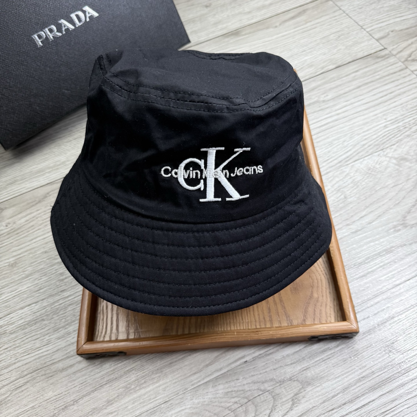 。'CK。夏季新品渔夫帽！真的是经典中的NO.1，绝美的颜色非常好搭配，不管是酷飒的风格还是温婉的长裙都
