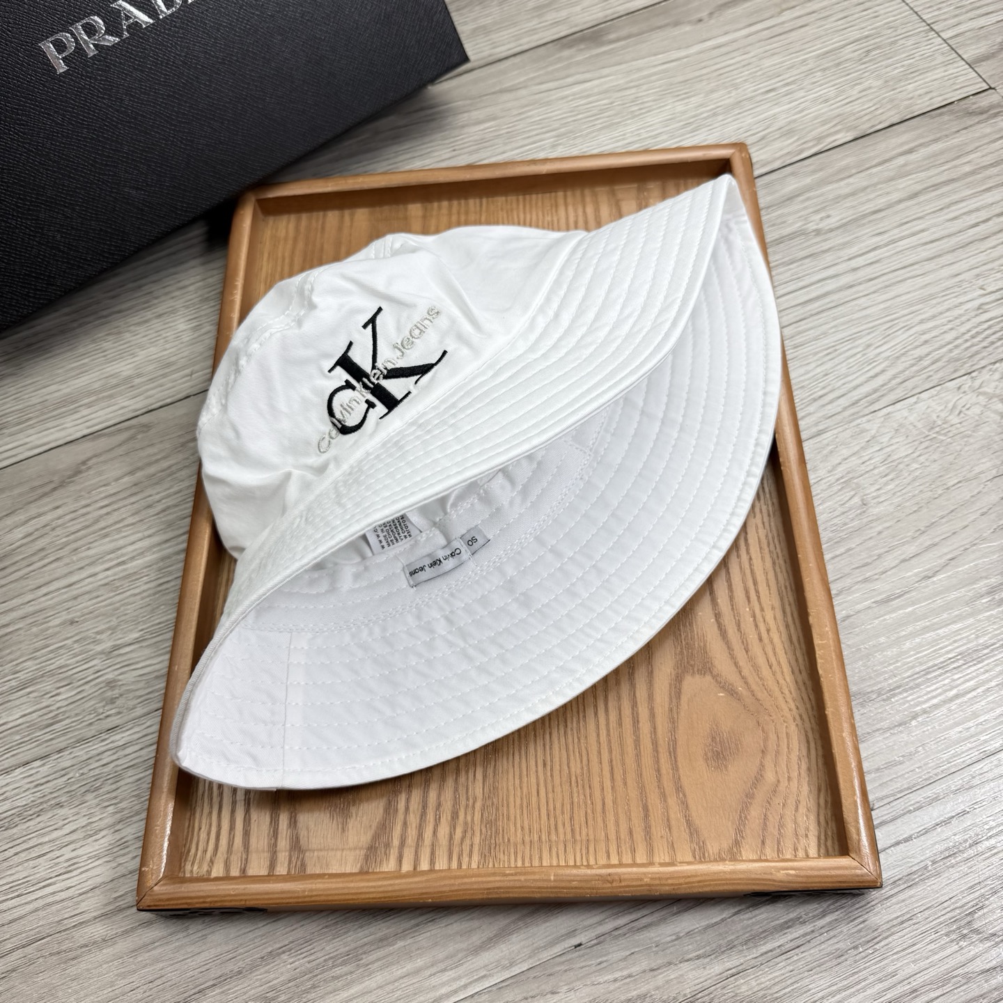 。'CK。夏季新品渔夫帽！真的是经典中的NO.1，绝美的颜色非常好搭配，不管是酷飒的风格还是温婉的长裙都