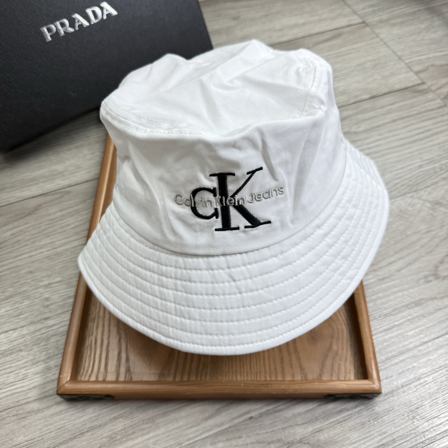 。'CK。夏季新品渔夫帽！真的是经典中的NO.1，绝美的颜色非常好搭配，不管是酷飒的风格还是温婉的长裙都