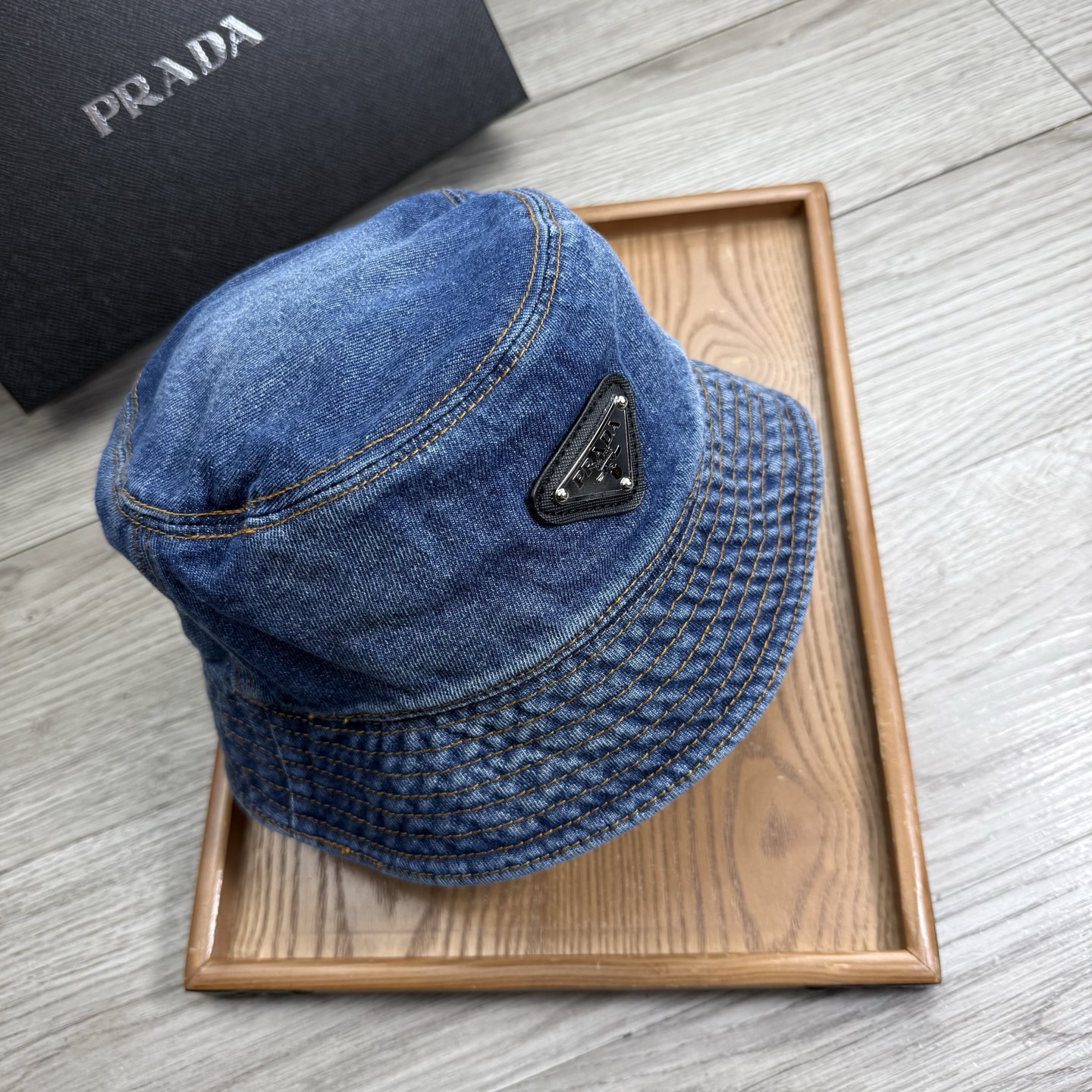 。Prada。夏季新品渔夫帽！真的是经典中的NO.1，绝美的颜色非常好搭配，不管是酷飒的风格还是温婉的长