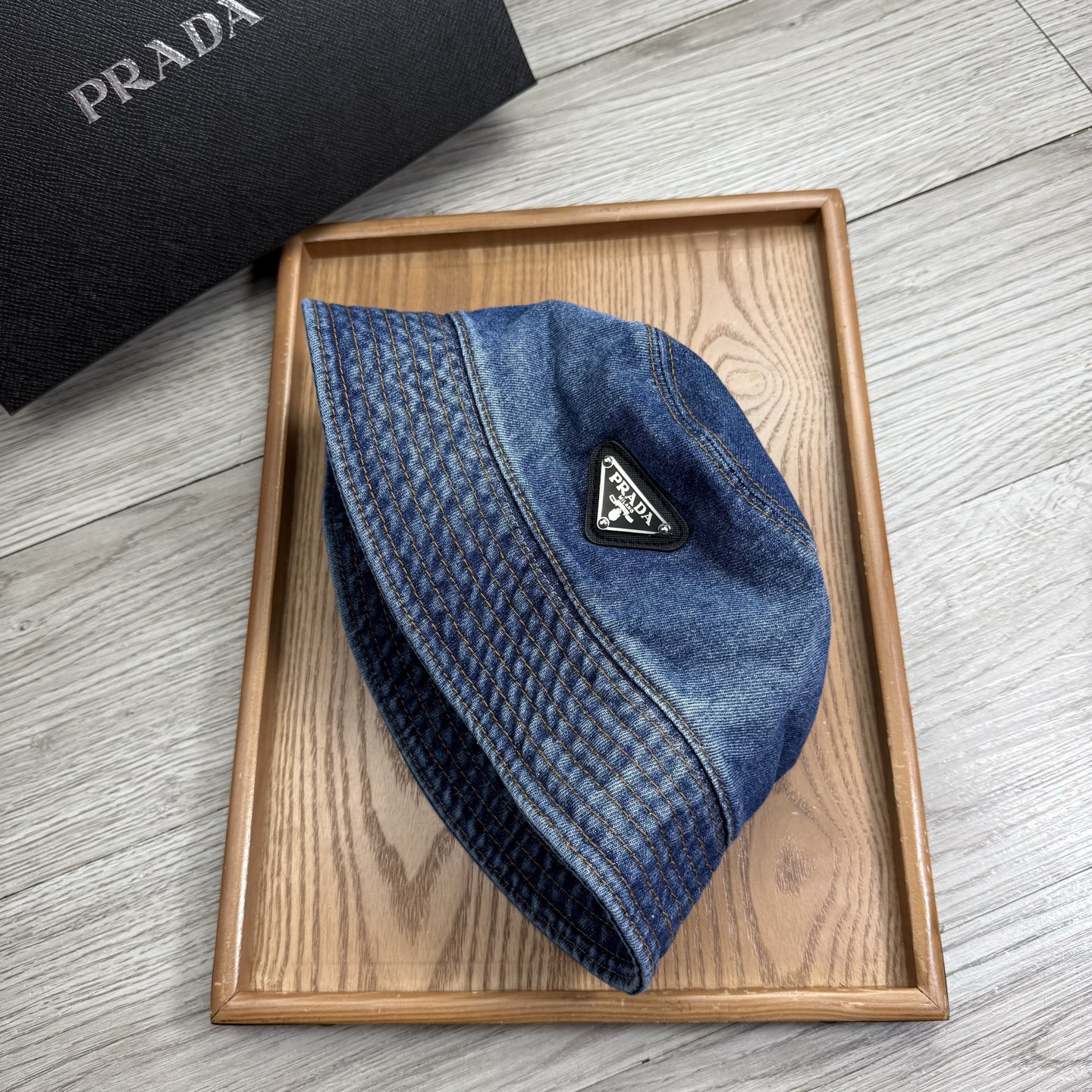 。Prada。夏季新品渔夫帽！真的是经典中的NO.1，绝美的颜色非常好搭配，不管是酷飒的风格还是温婉的长
