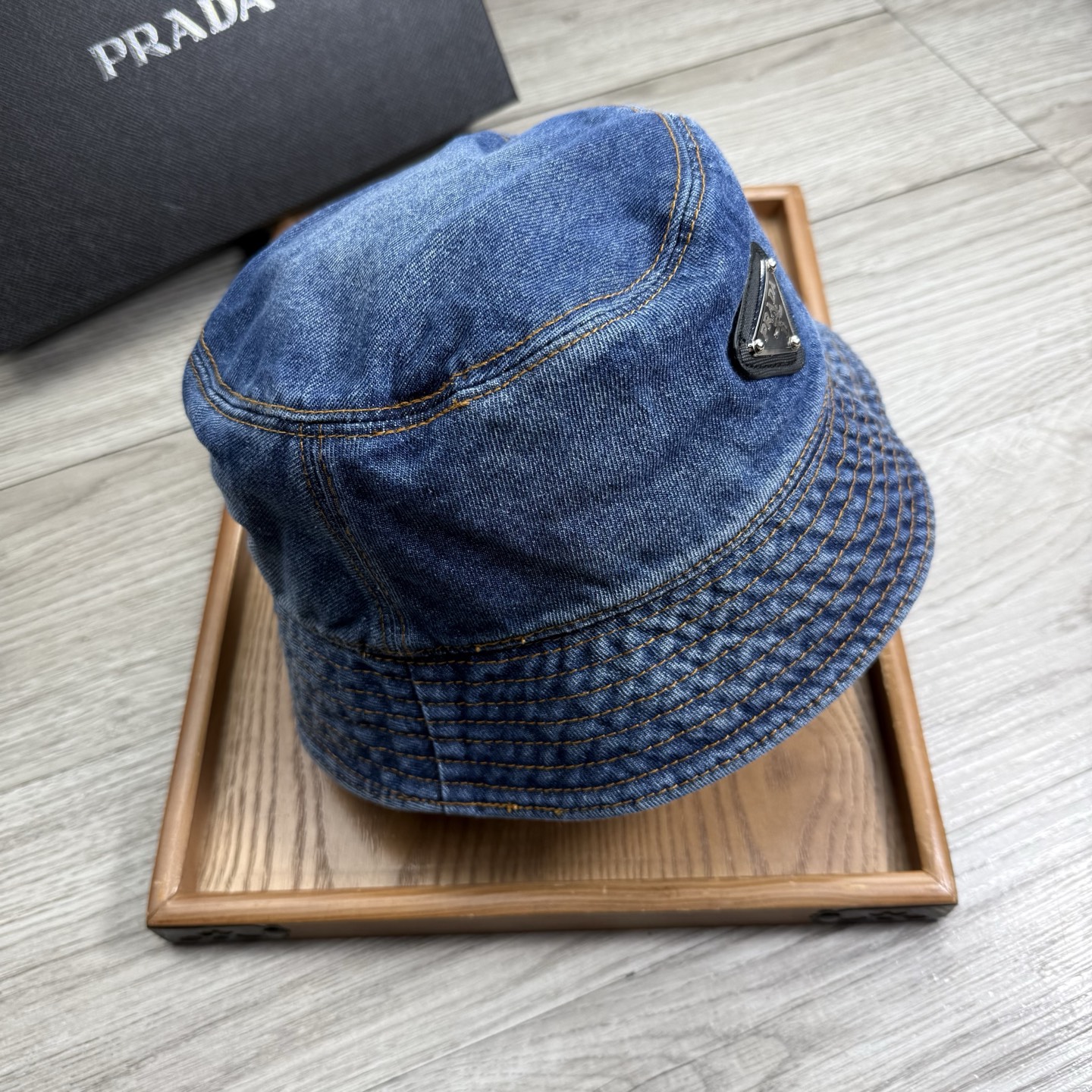 。Prada。夏季新品渔夫帽！真的是经典中的NO.1，绝美的颜色非常好搭配，不管是酷飒的风格还是温婉的长