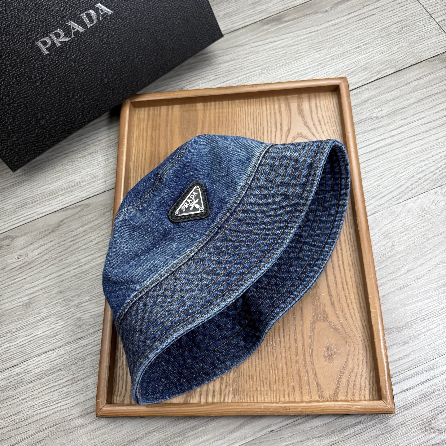 。Prada。夏季新品渔夫帽！真的是经典中的NO.1，绝美的颜色非常好搭配，不管是酷飒的风格还是温婉的长