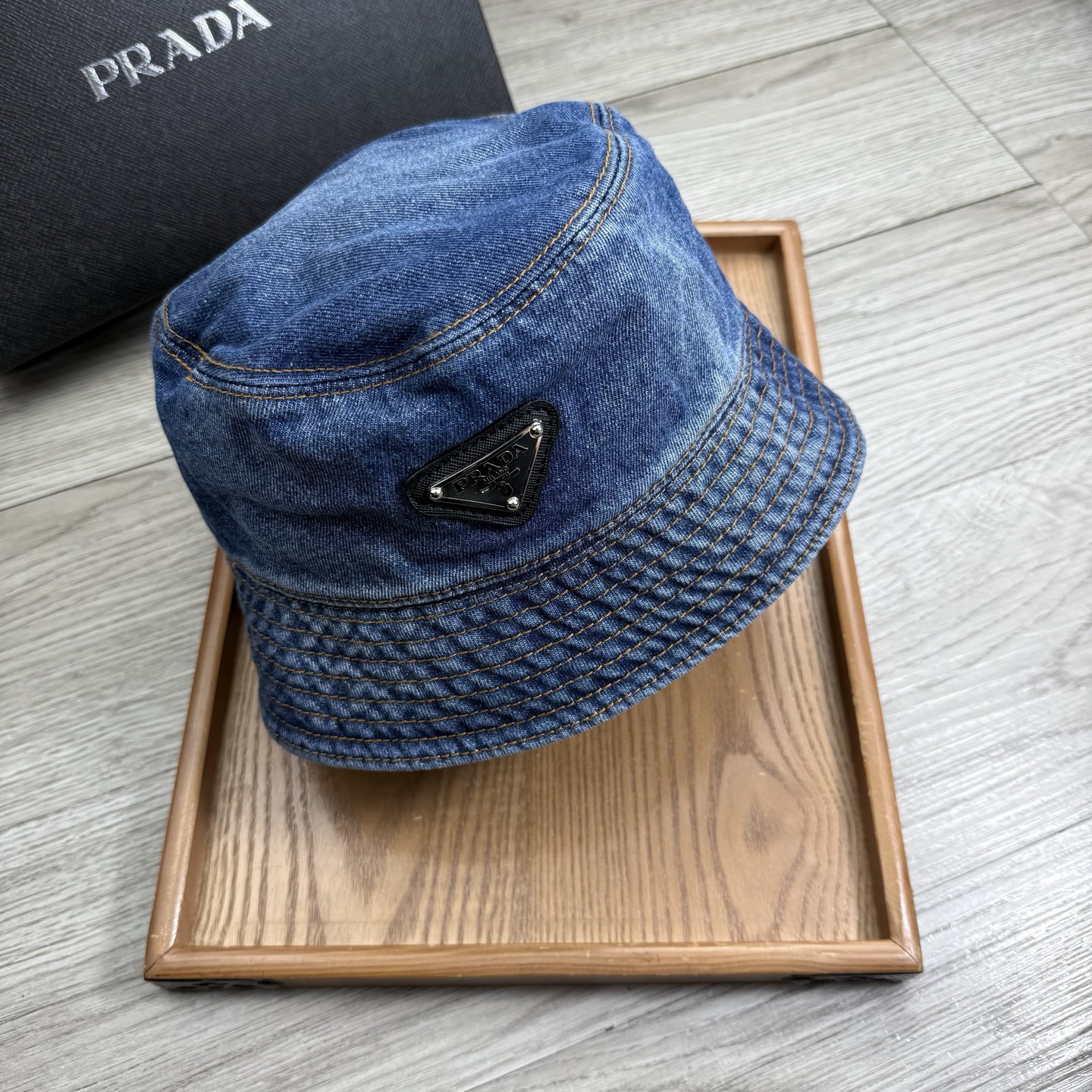 。Prada。夏季新品渔夫帽！真的是经典中的NO.1，绝美的颜色非常好搭配，不管是酷飒的风格还是温婉的长