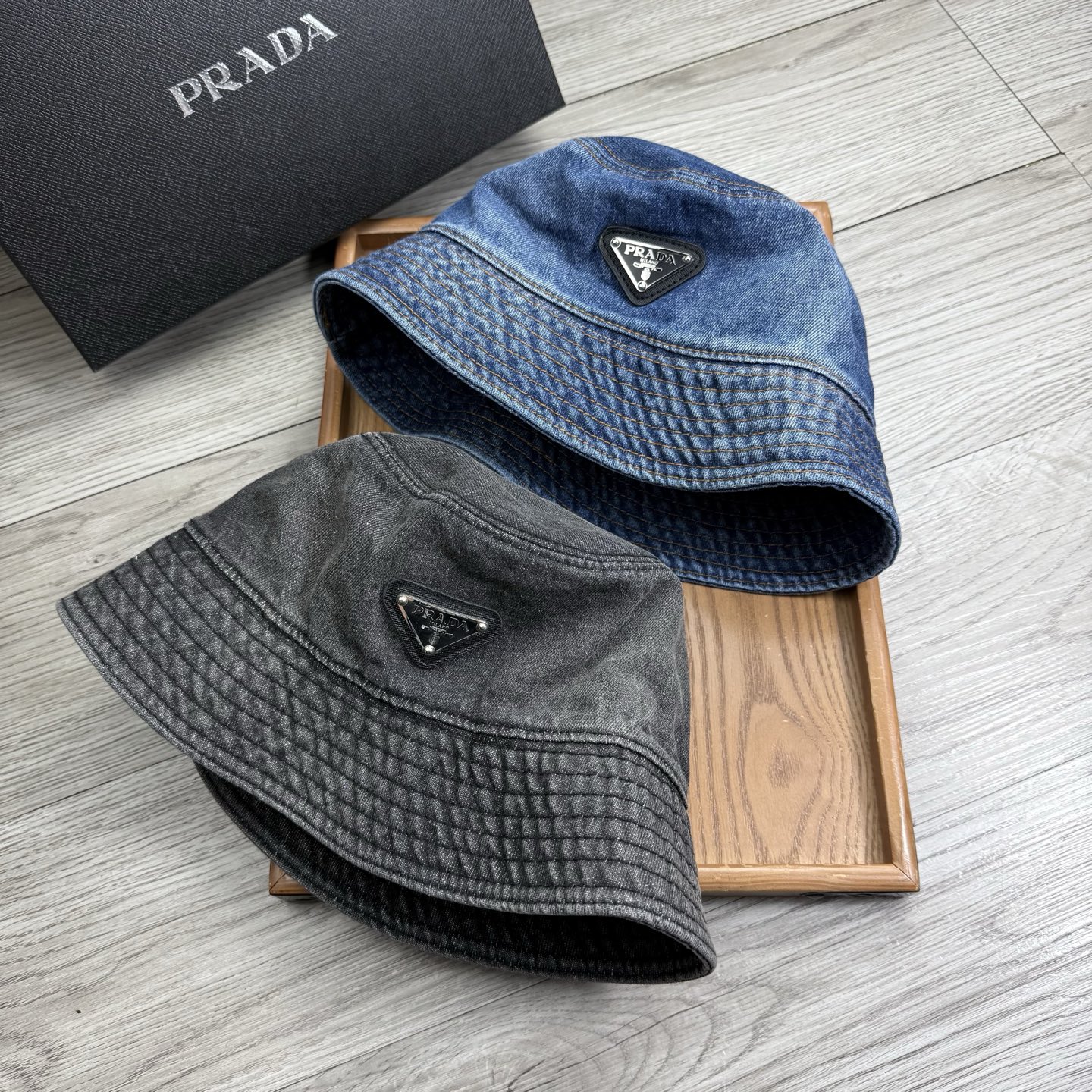 。Prada。夏季新品渔夫帽！真的是经典中的NO.1，绝美的颜色非常好搭配，不管是酷飒的风格还是温婉的长