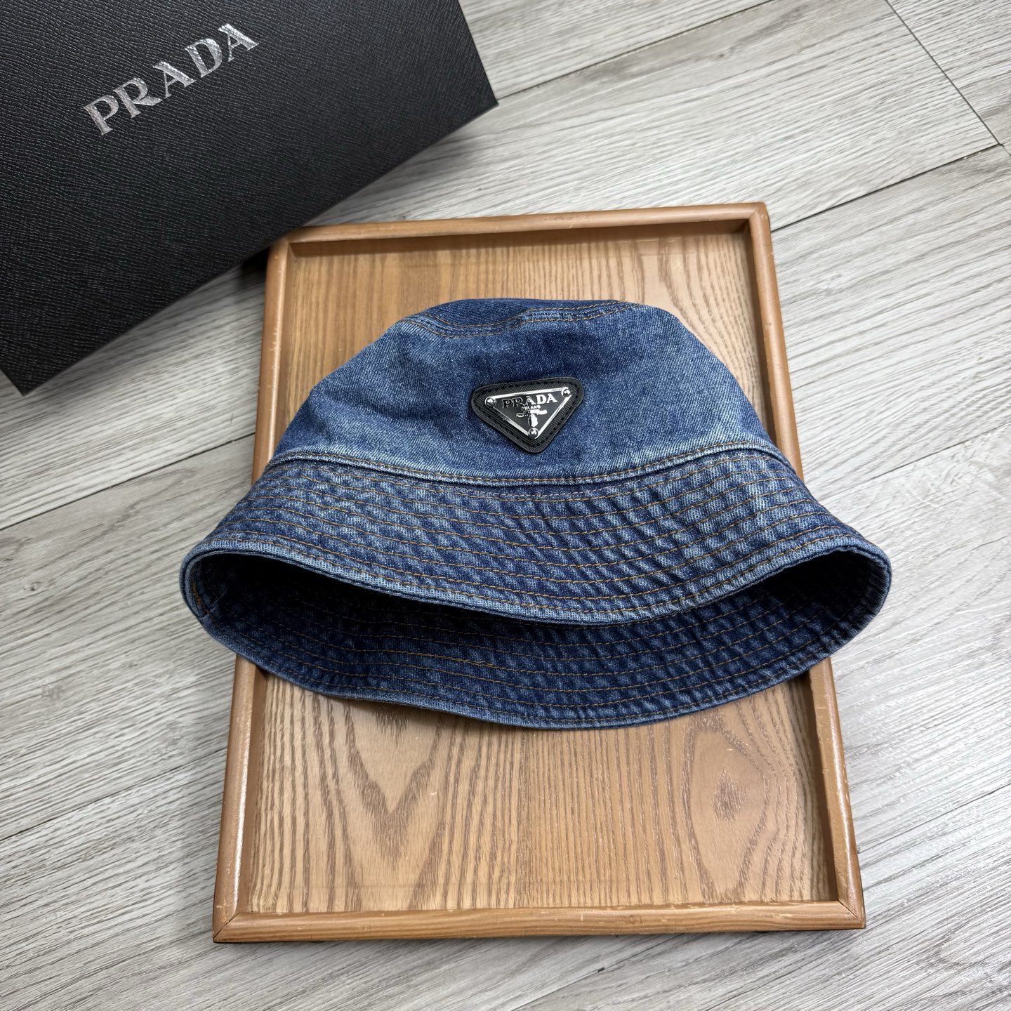 。Prada。夏季新品渔夫帽！真的是经典中的NO.1，绝美的颜色非常好搭配，不管是酷飒的风格还是温婉的长
