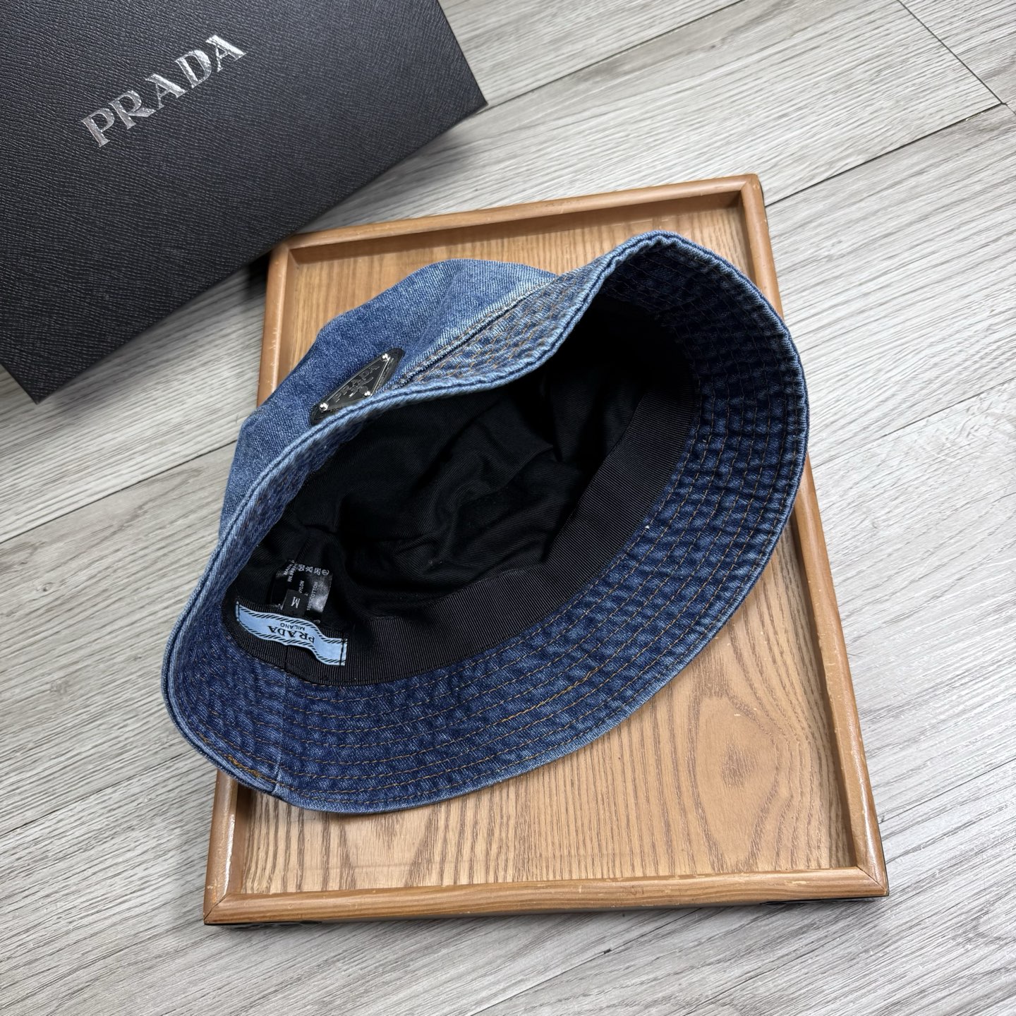 。Prada。夏季新品渔夫帽！真的是经典中的NO.1，绝美的颜色非常好搭配，不管是酷飒的风格还是温婉的长