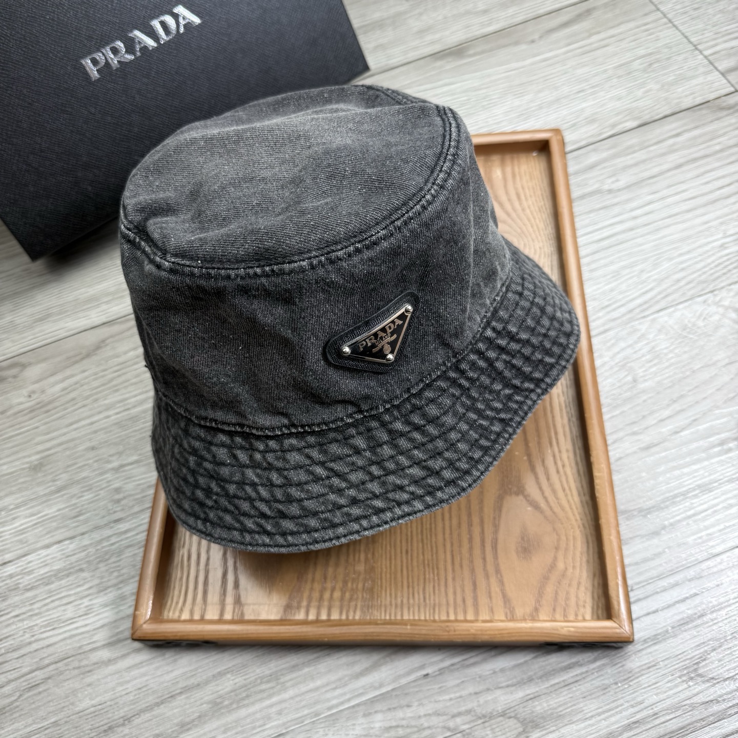 。Prada。夏季新品渔夫帽！真的是经典中的NO.1，绝美的颜色非常好搭配，不管是酷飒的风格还是温婉的长