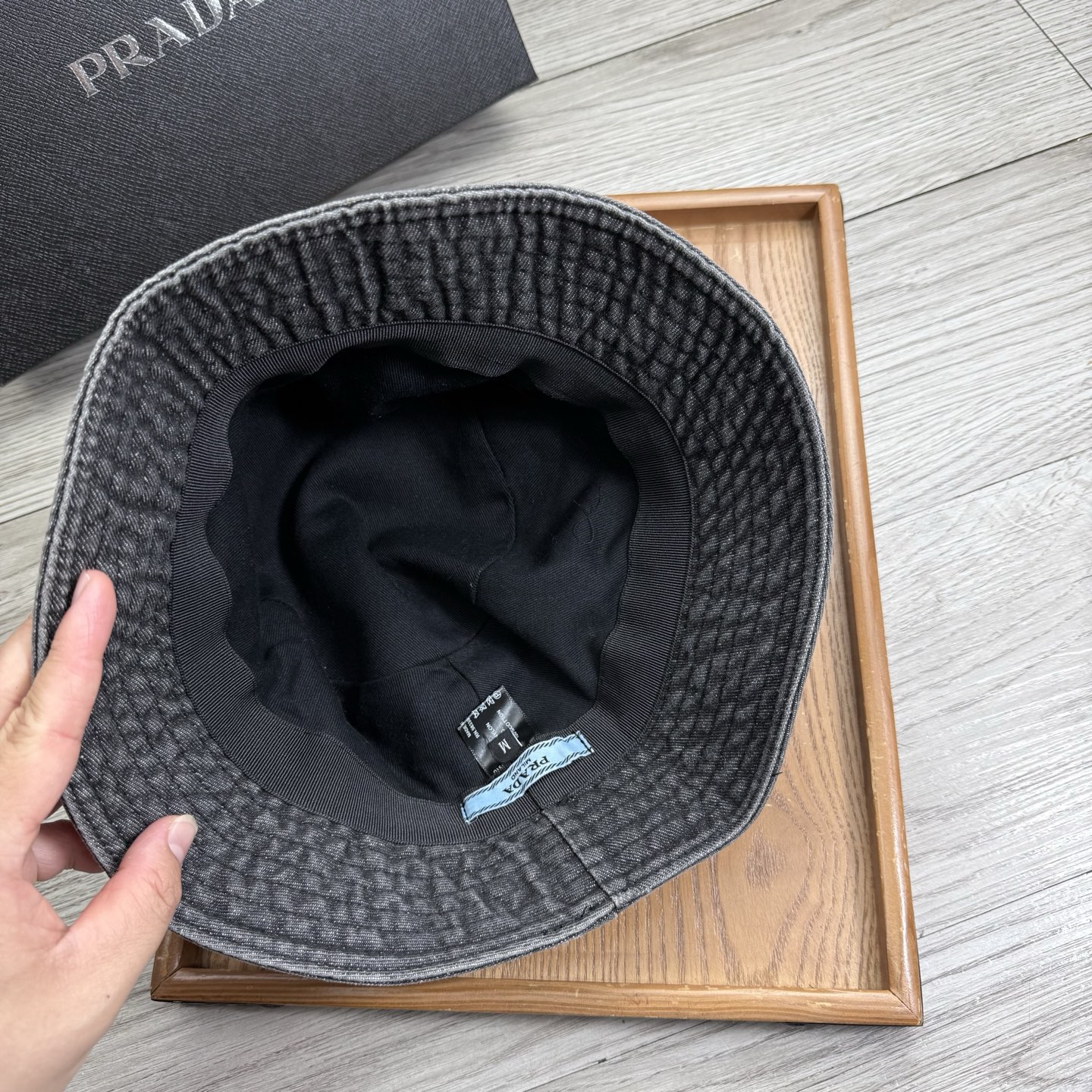 。Prada。夏季新品渔夫帽！真的是经典中的NO.1，绝美的颜色非常好搭配，不管是酷飒的风格还是温婉的长