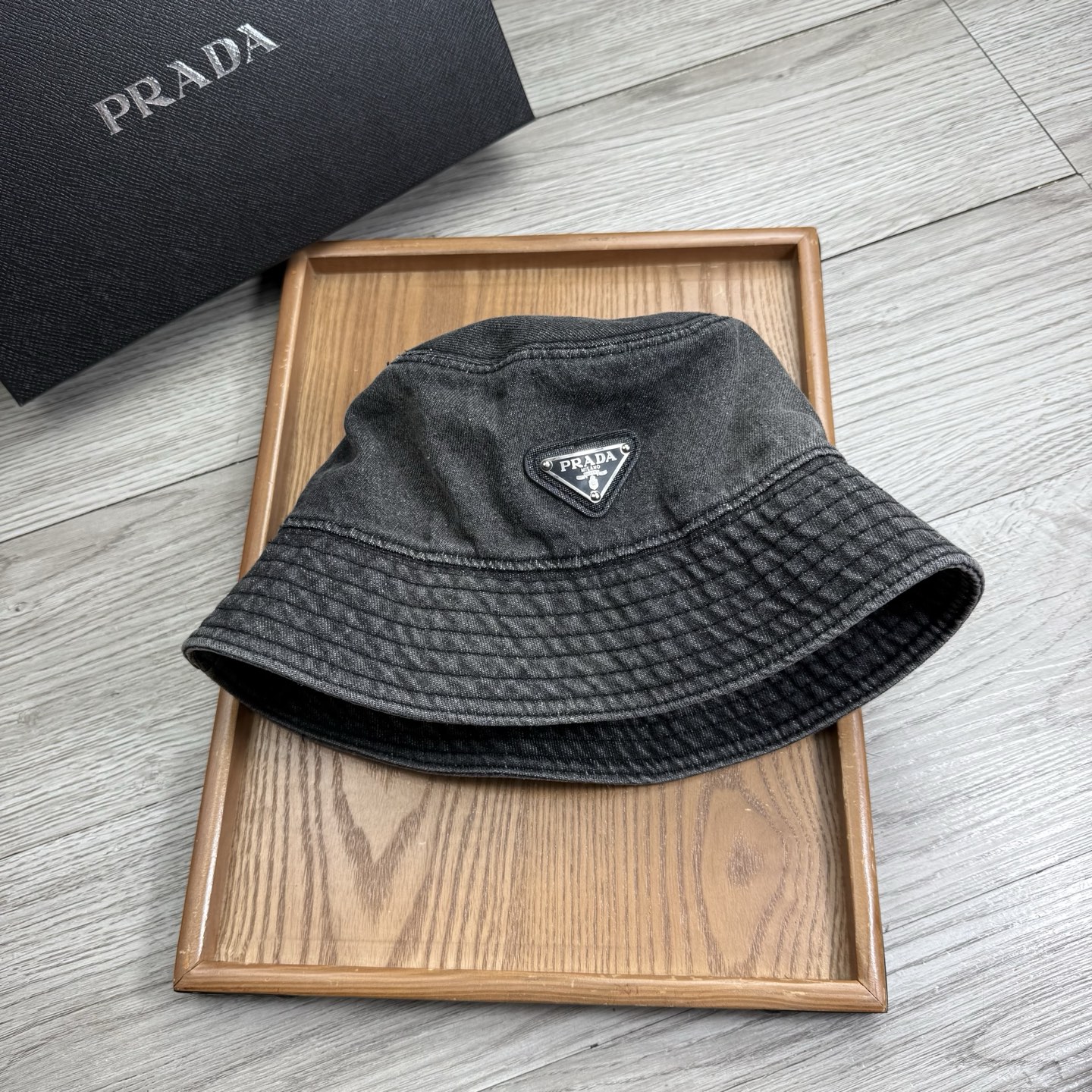 。Prada。夏季新品渔夫帽！真的是经典中的NO.1，绝美的颜色非常好搭配，不管是酷飒的风格还是温婉的长