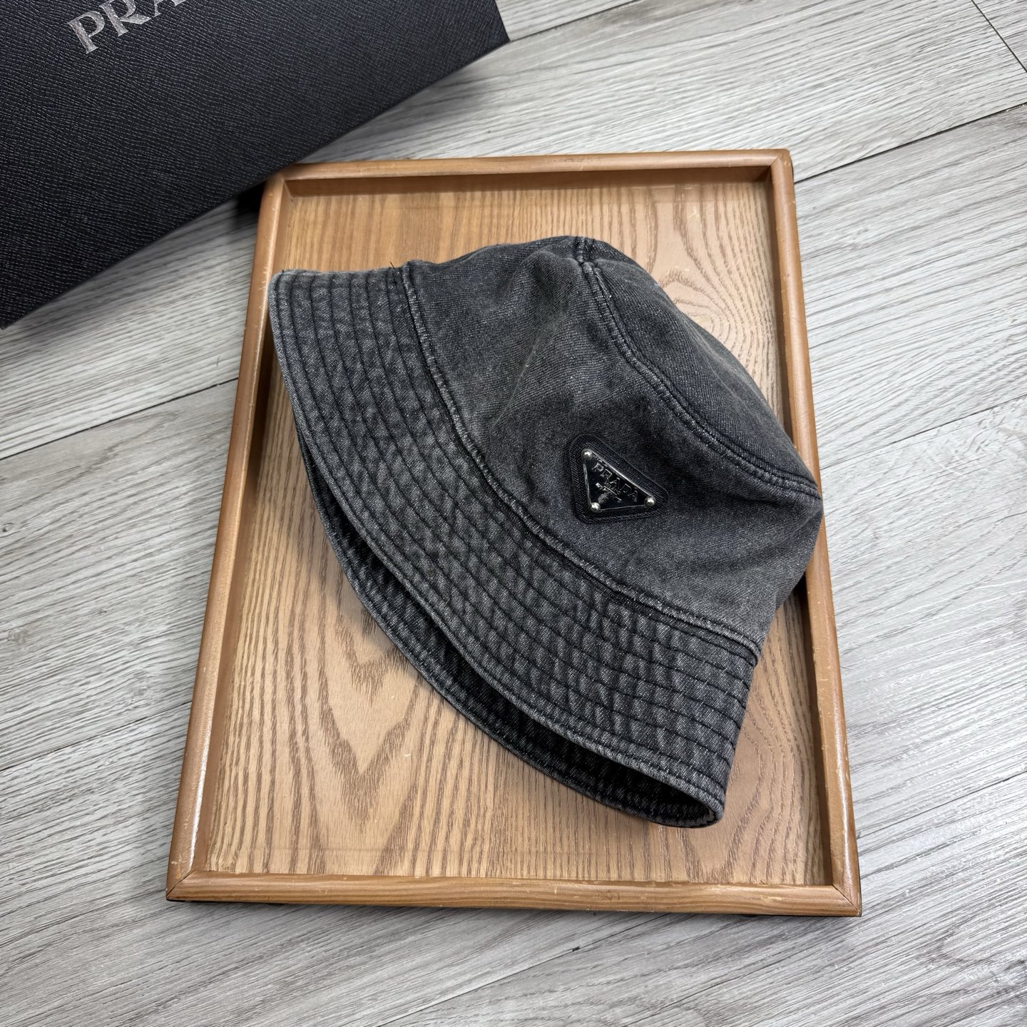 。Prada。夏季新品渔夫帽！真的是经典中的NO.1，绝美的颜色非常好搭配，不管是酷飒的风格还是温婉的长