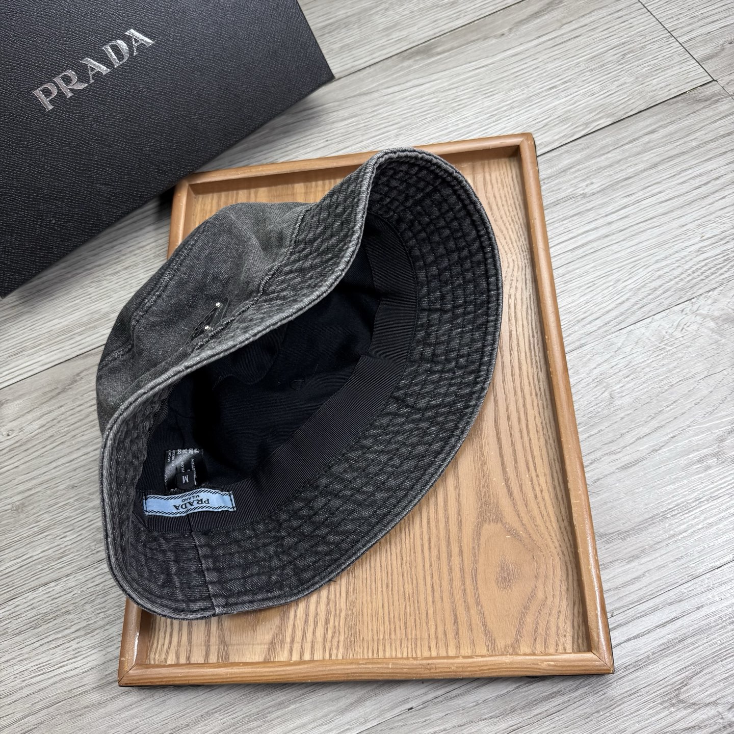 。Prada。夏季新品渔夫帽！真的是经典中的NO.1，绝美的颜色非常好搭配，不管是酷飒的风格还是温婉的长