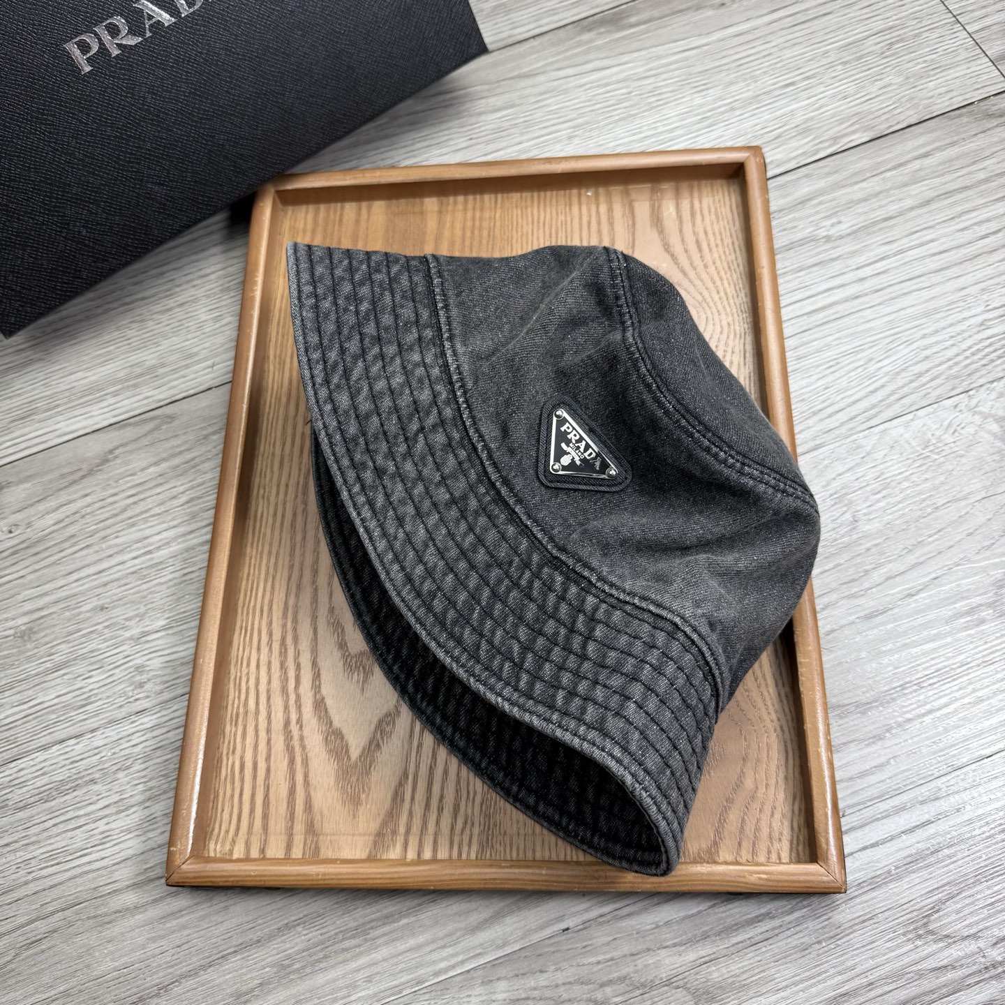 。Prada。夏季新品渔夫帽！真的是经典中的NO.1，绝美的颜色非常好搭配，不管是酷飒的风格还是温婉的长