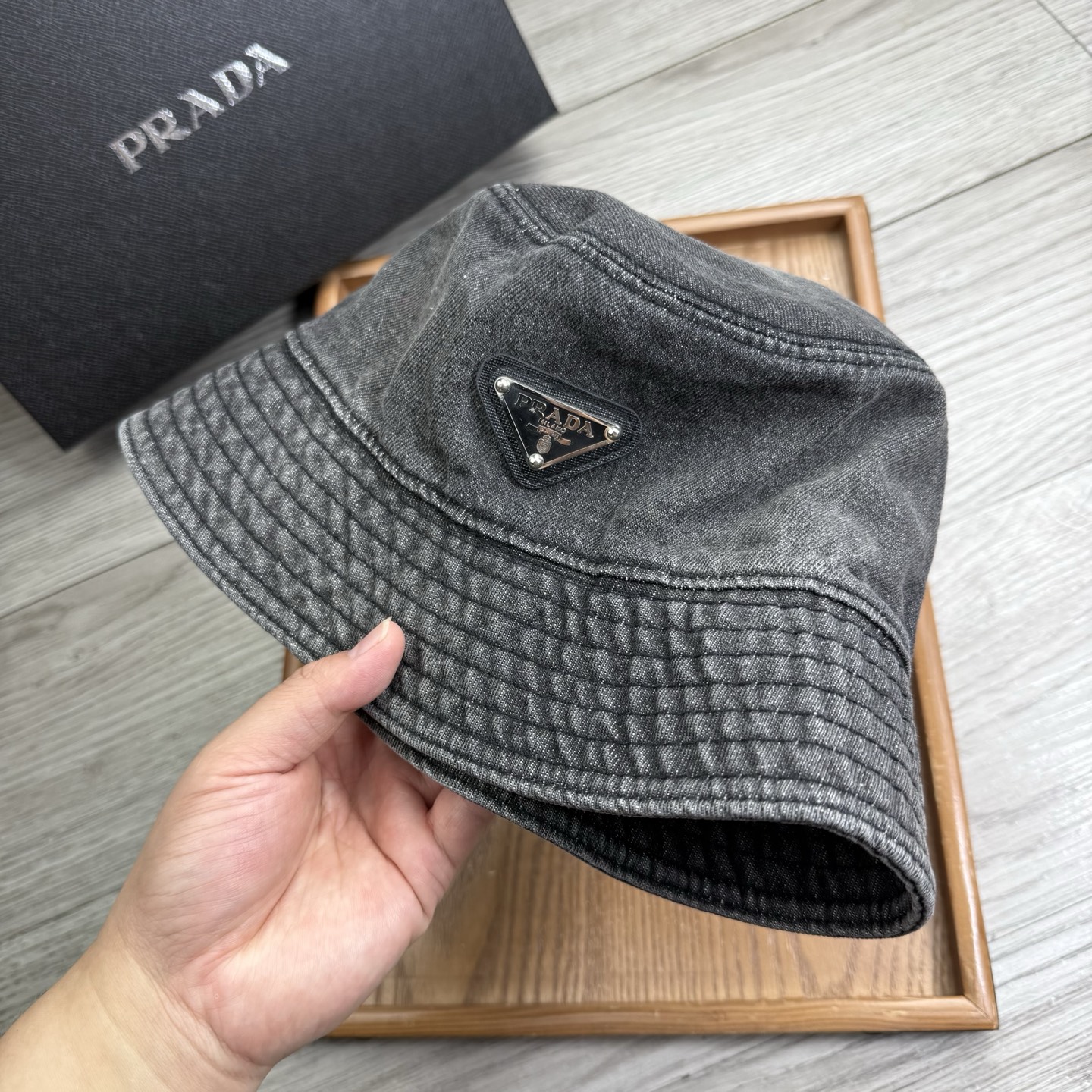 。Prada。夏季新品渔夫帽！真的是经典中的NO.1，绝美的颜色非常好搭配，不管是酷飒的风格还是温婉的长