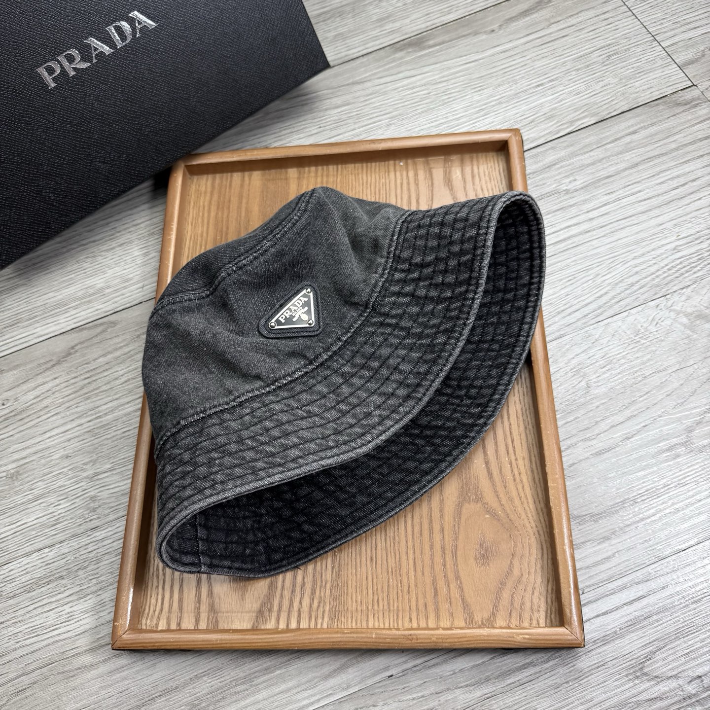 。Prada。夏季新品渔夫帽！真的是经典中的NO.1，绝美的颜色非常好搭配，不管是酷飒的风格还是温婉的长