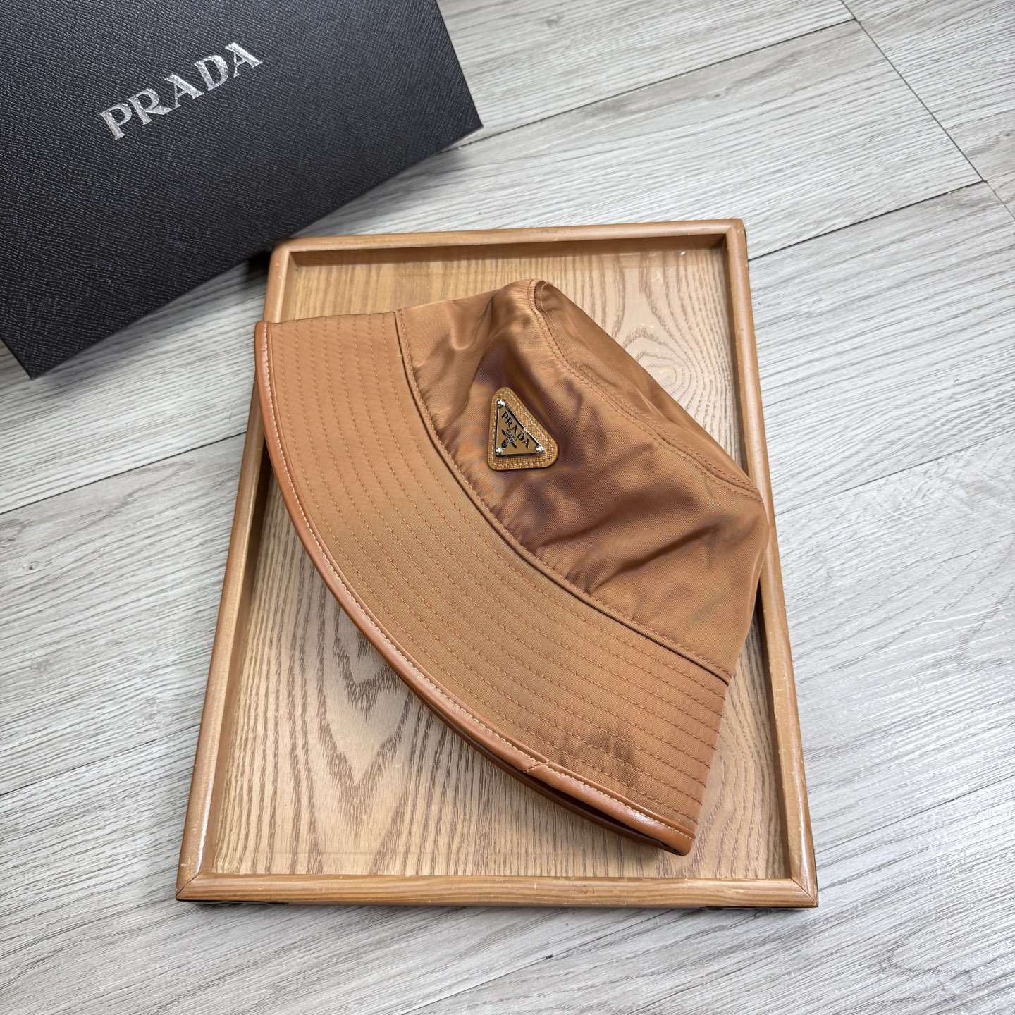 。Prada。夏季新品渔夫帽！真的是经典中的NO.1，绝美的颜色非常好搭配，不管是酷飒的风格还是温婉的长