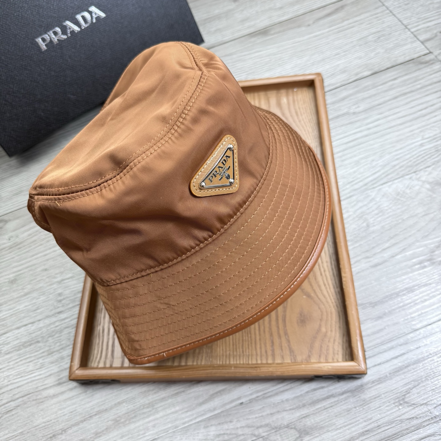 。Prada。夏季新品渔夫帽！真的是经典中的NO.1，绝美的颜色非常好搭配，不管是酷飒的风格还是温婉的长