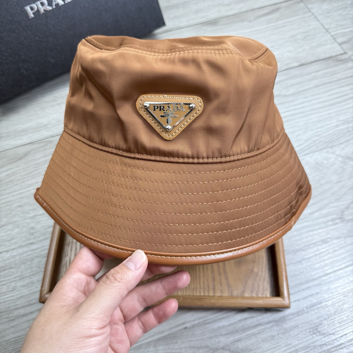 。Prada。夏季新品渔夫帽！真的是经典中的NO.1，绝美的颜色非常好搭配，不管是酷飒的风格还是温婉的长