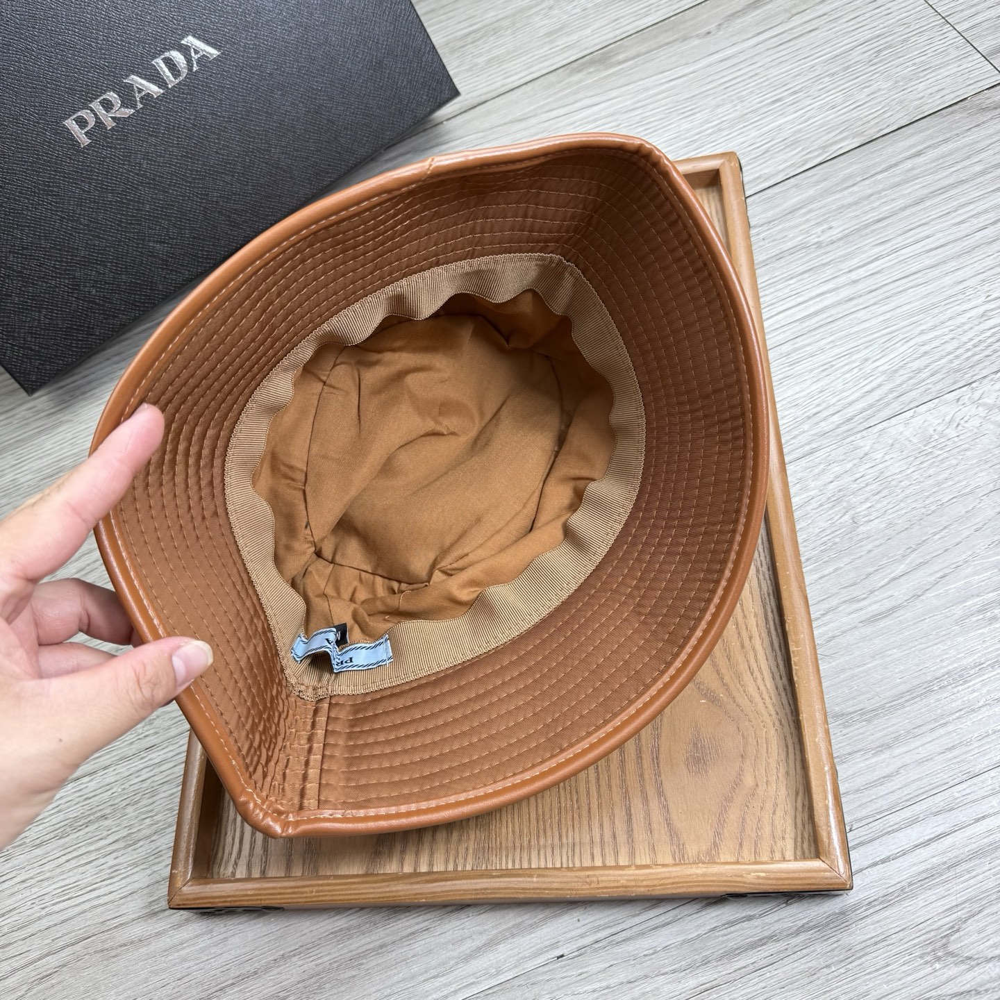 。Prada。夏季新品渔夫帽！真的是经典中的NO.1，绝美的颜色非常好搭配，不管是酷飒的风格还是温婉的长