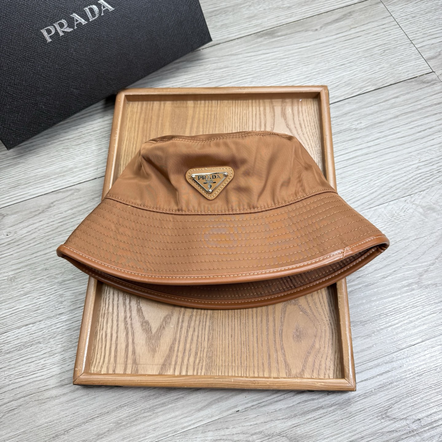 。Prada。夏季新品渔夫帽！真的是经典中的NO.1，绝美的颜色非常好搭配，不管是酷飒的风格还是温婉的长