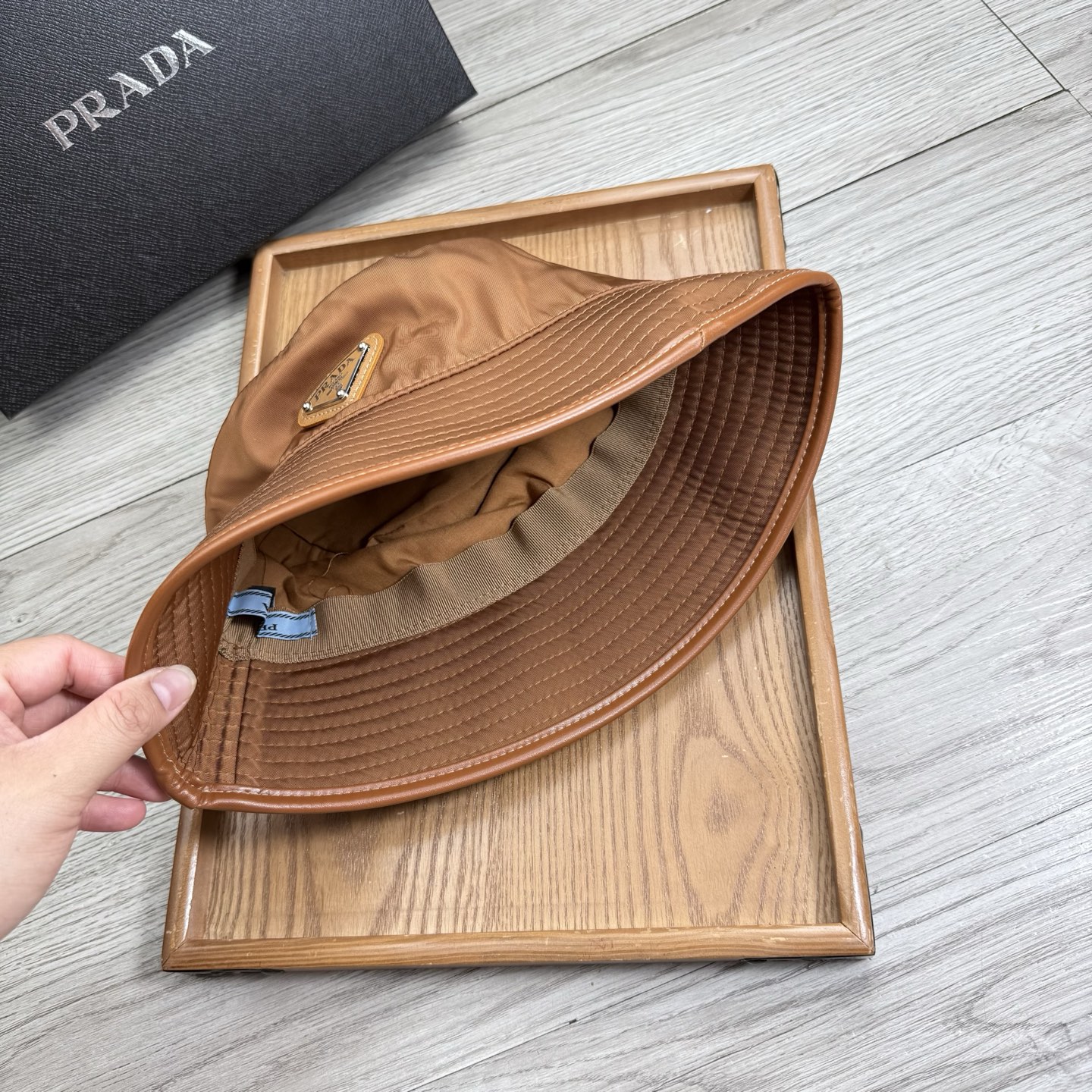 。Prada。夏季新品渔夫帽！真的是经典中的NO.1，绝美的颜色非常好搭配，不管是酷飒的风格还是温婉的长
