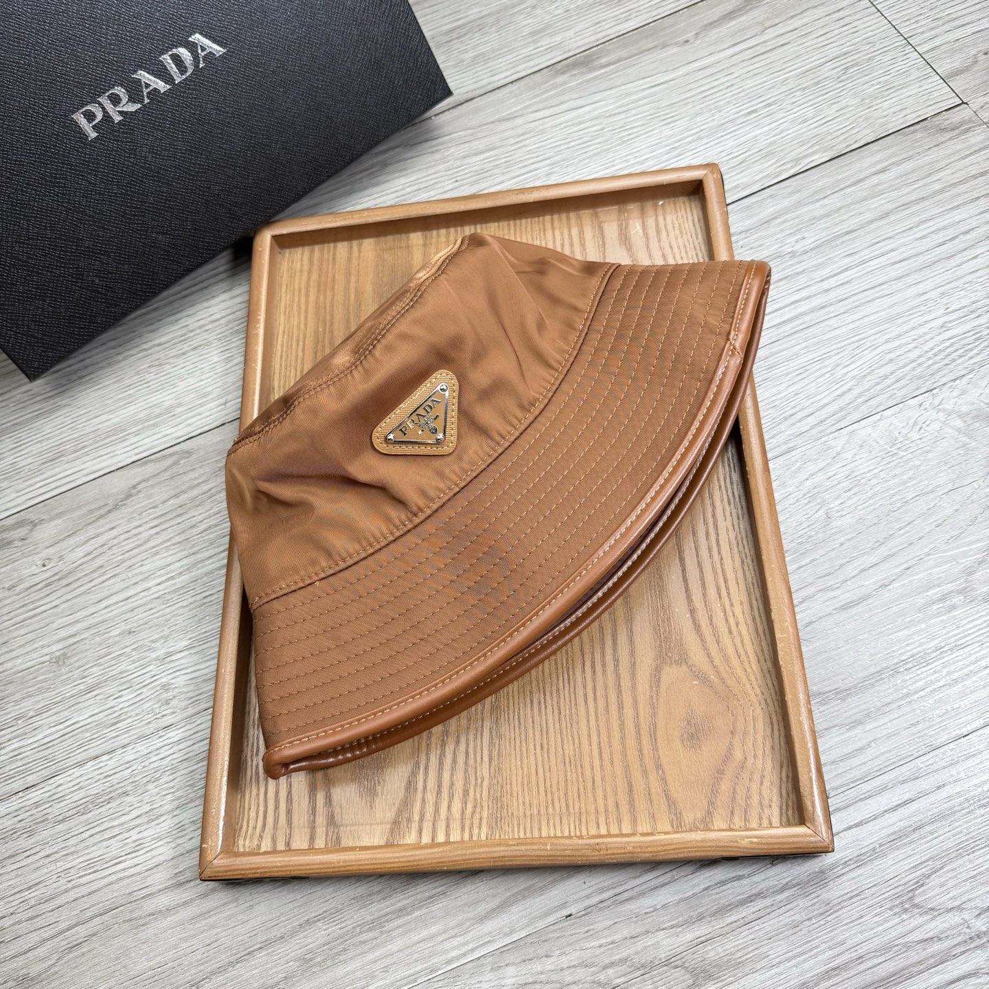 。Prada。夏季新品渔夫帽！真的是经典中的NO.1，绝美的颜色非常好搭配，不管是酷飒的风格还是温婉的长