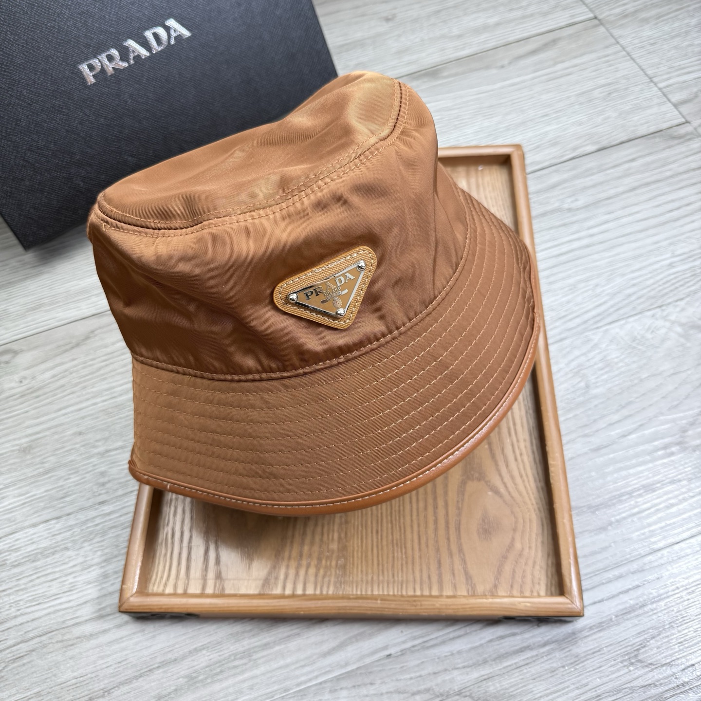 。Prada。夏季新品渔夫帽！真的是经典中的NO.1，绝美的颜色非常好搭配，不管是酷飒的风格还是温婉的长