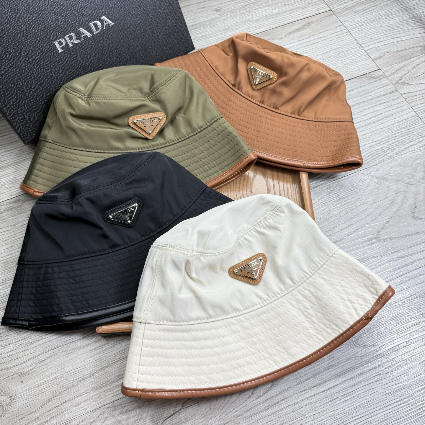 。Prada。夏季新品渔夫帽！真的是经典中的NO.1，绝美的颜色非常好搭配，不管是酷飒的风格还是温婉的长