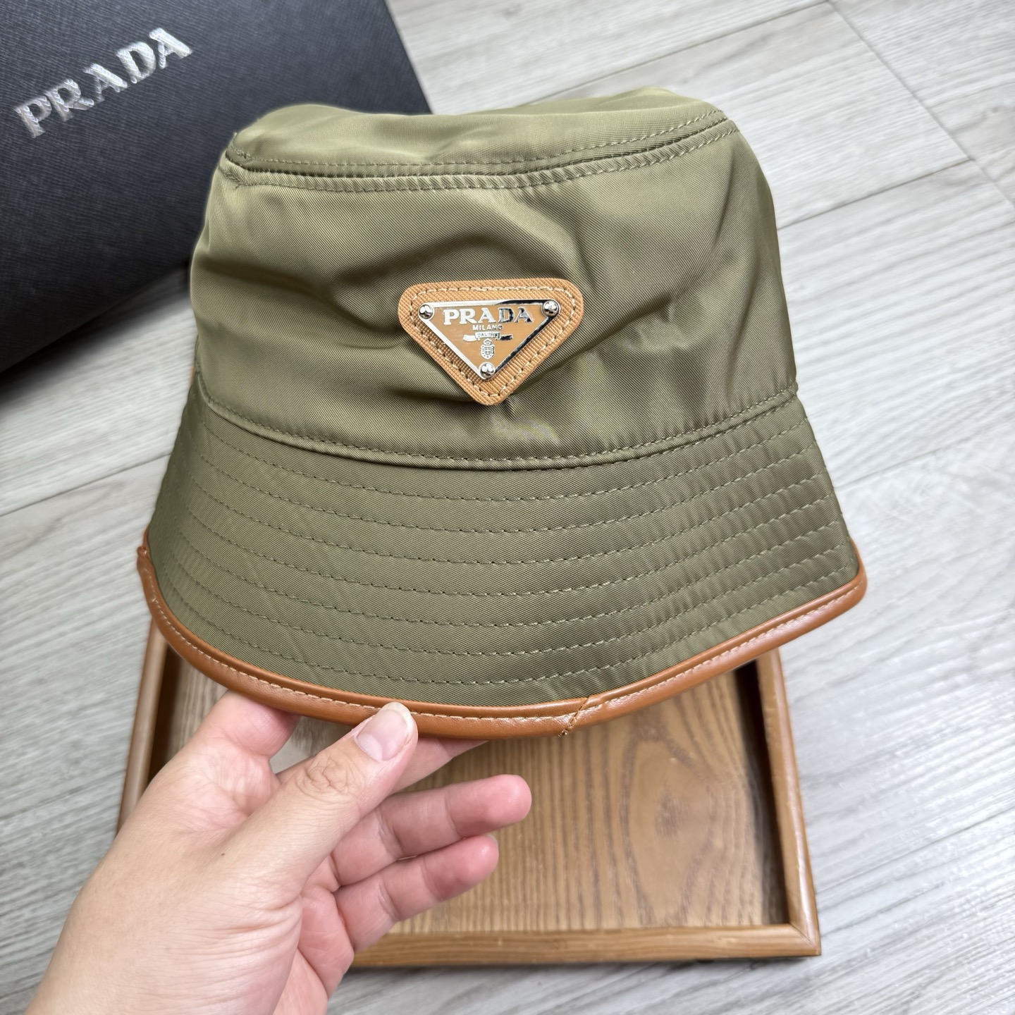 。Prada。夏季新品渔夫帽！真的是经典中的NO.1，绝美的颜色非常好搭配，不管是酷飒的风格还是温婉的长