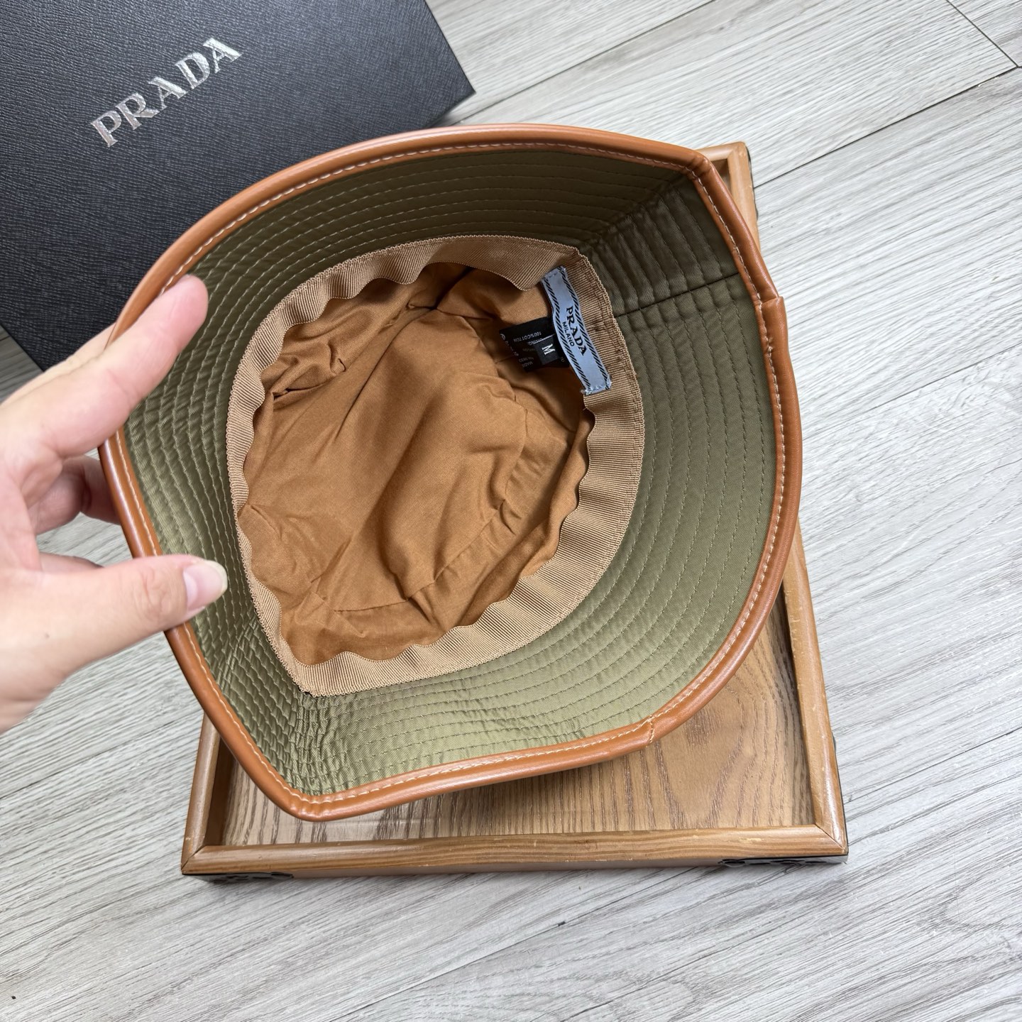 。Prada。夏季新品渔夫帽！真的是经典中的NO.1，绝美的颜色非常好搭配，不管是酷飒的风格还是温婉的长