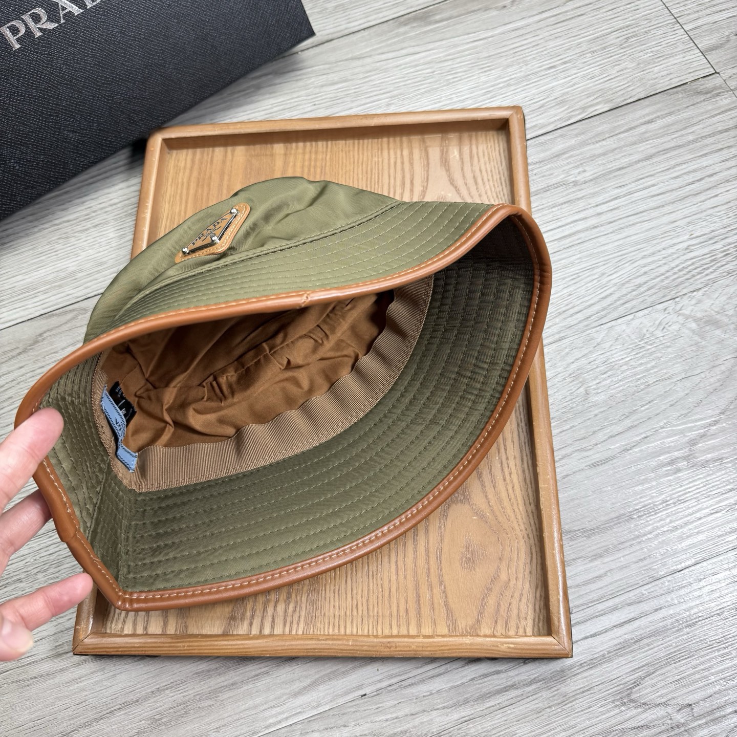。Prada。夏季新品渔夫帽！真的是经典中的NO.1，绝美的颜色非常好搭配，不管是酷飒的风格还是温婉的长