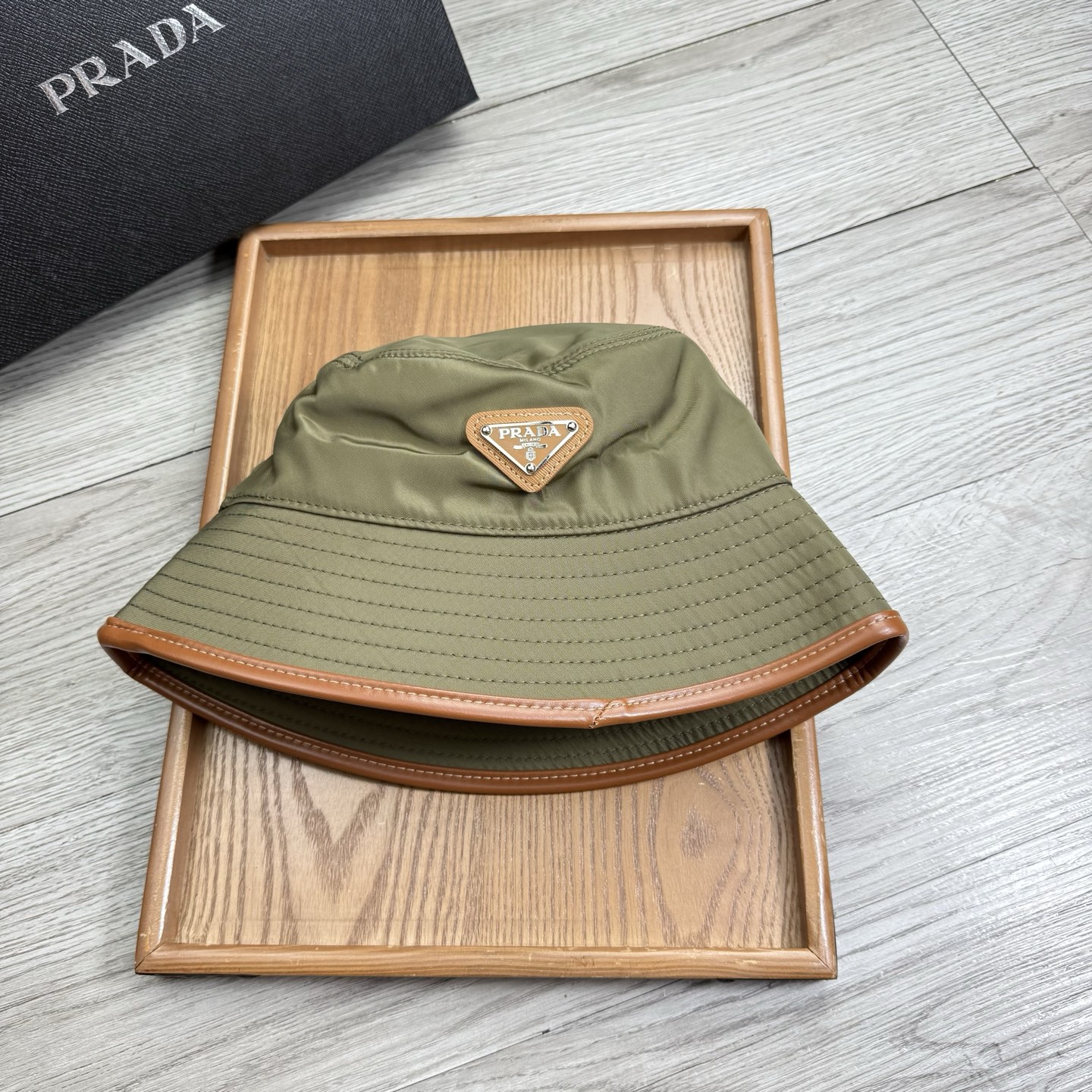 。Prada。夏季新品渔夫帽！真的是经典中的NO.1，绝美的颜色非常好搭配，不管是酷飒的风格还是温婉的长