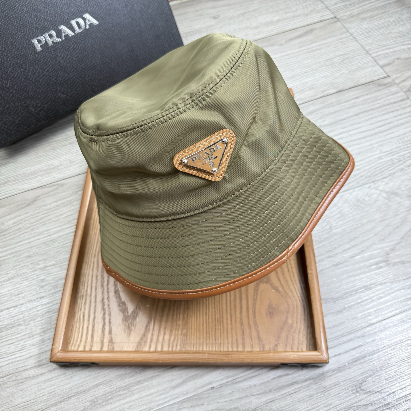 。Prada。夏季新品渔夫帽！真的是经典中的NO.1，绝美的颜色非常好搭配，不管是酷飒的风格还是温婉的长
