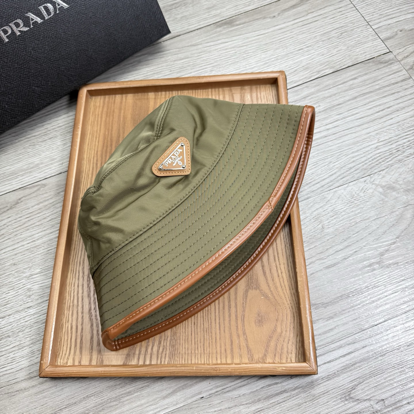 。Prada。夏季新品渔夫帽！真的是经典中的NO.1，绝美的颜色非常好搭配，不管是酷飒的风格还是温婉的长