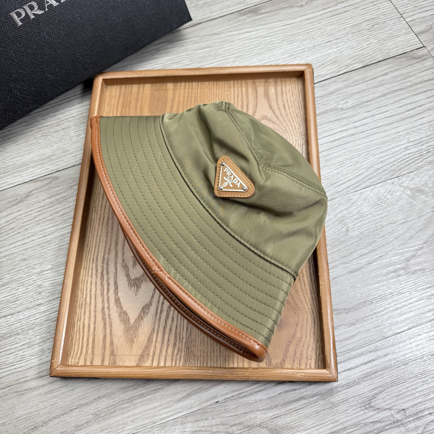 。Prada。夏季新品渔夫帽！真的是经典中的NO.1，绝美的颜色非常好搭配，不管是酷飒的风格还是温婉的长